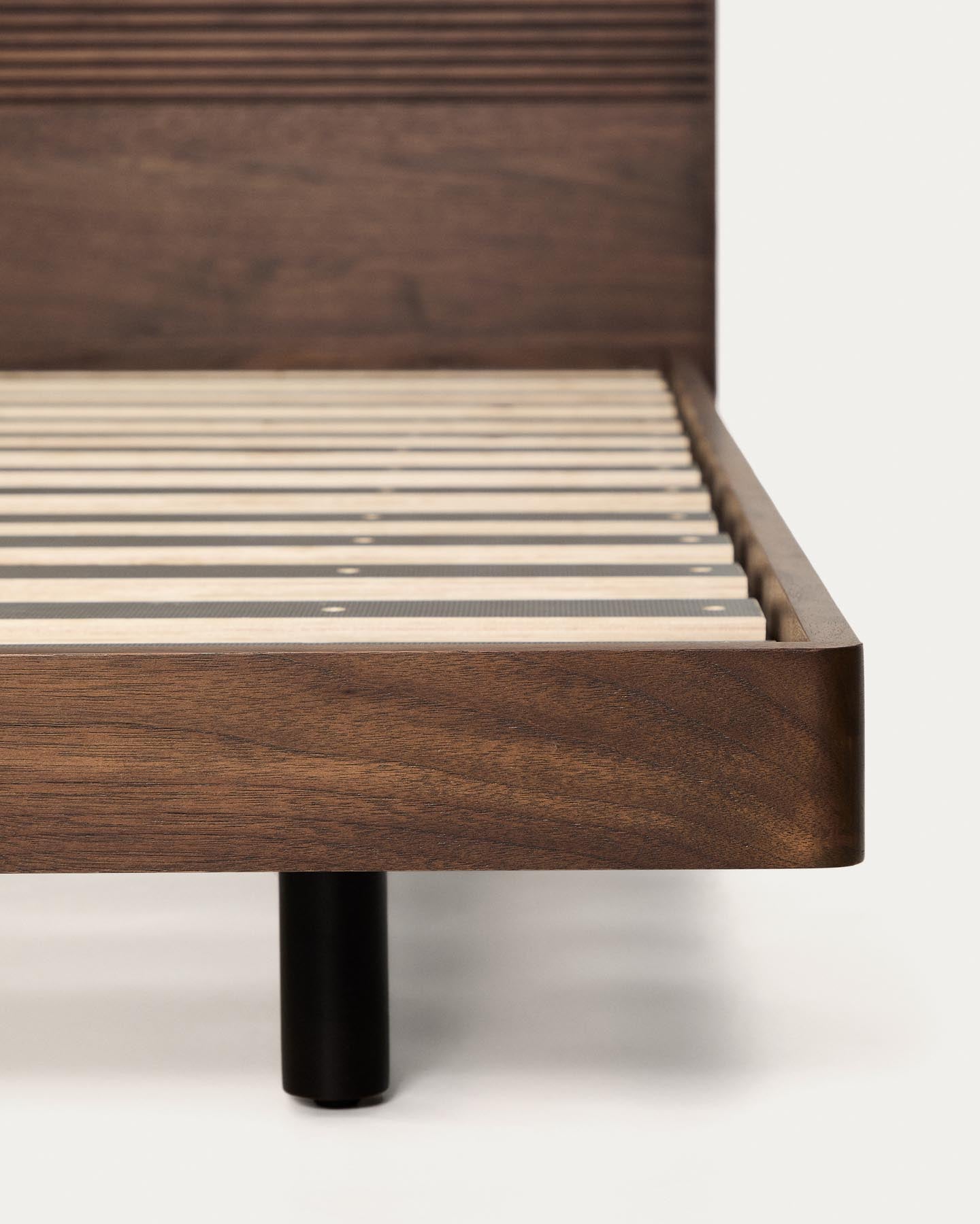 Bett Norlen aus Nussbaumfurnier mit dunklem Finish und LED-Licht für Matratzen 160 x 200 cm FSC Mix Credit in Dunkelbraun präsentiert im Onlineshop von KAQTU Design AG. Bett ist von Kave Home