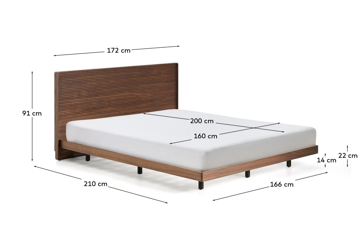 Bett Norlen aus Nussbaumfurnier mit dunklem Finish und LED-Licht für Matratzen 160 x 200 cm FSC Mix Credit in Dunkelbraun präsentiert im Onlineshop von KAQTU Design AG. Bett ist von Kave Home