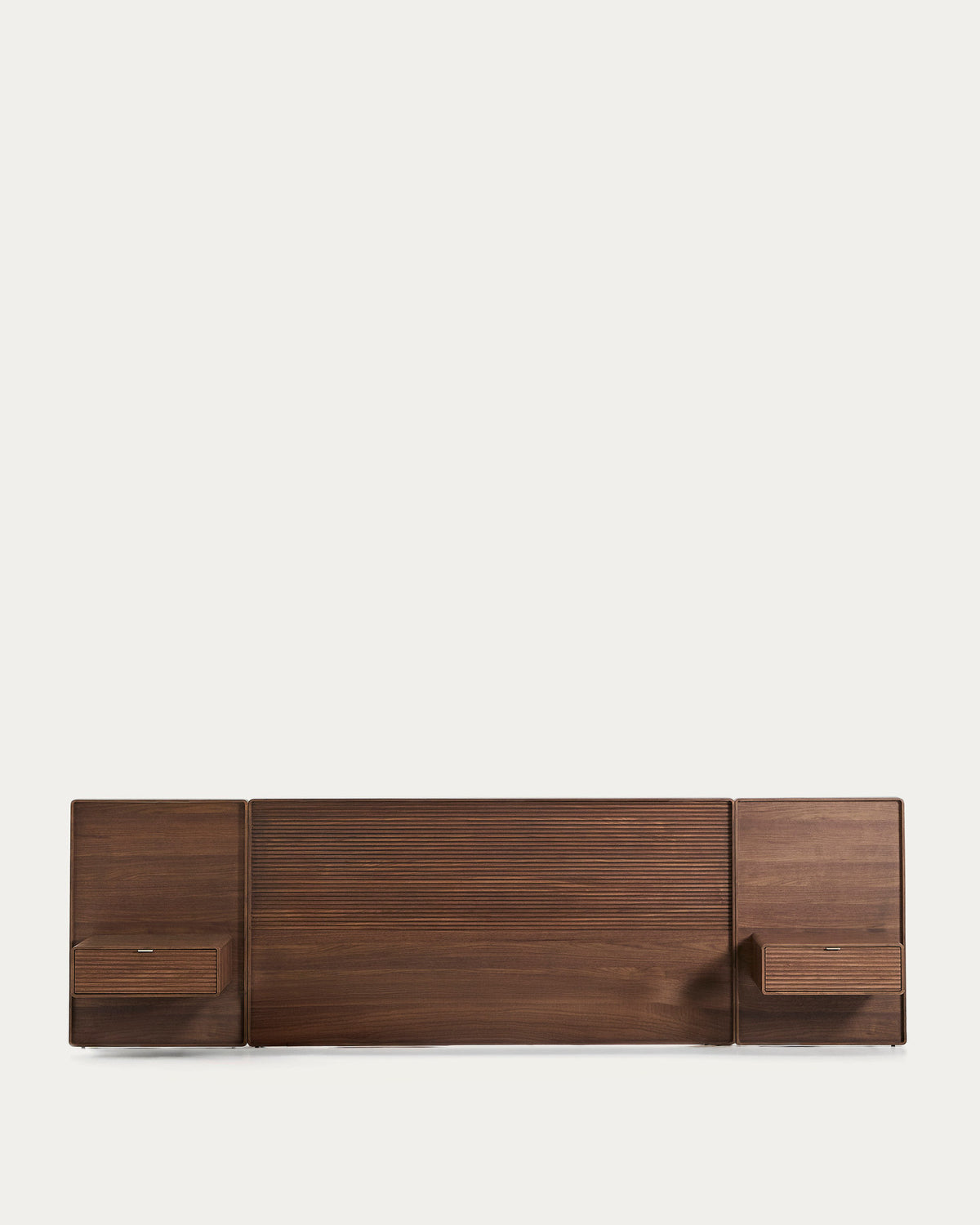 Bettkopfteil Norlen mit zwei Nachttischen aus Nussbaumfurnier mit dunklem Finish und LED-Licht für Betten bis 180 cm, FSC Mix Credit in Dunkelbraun präsentiert im Onlineshop von KAQTU Design AG. Kopfteile ist von Kave Home
