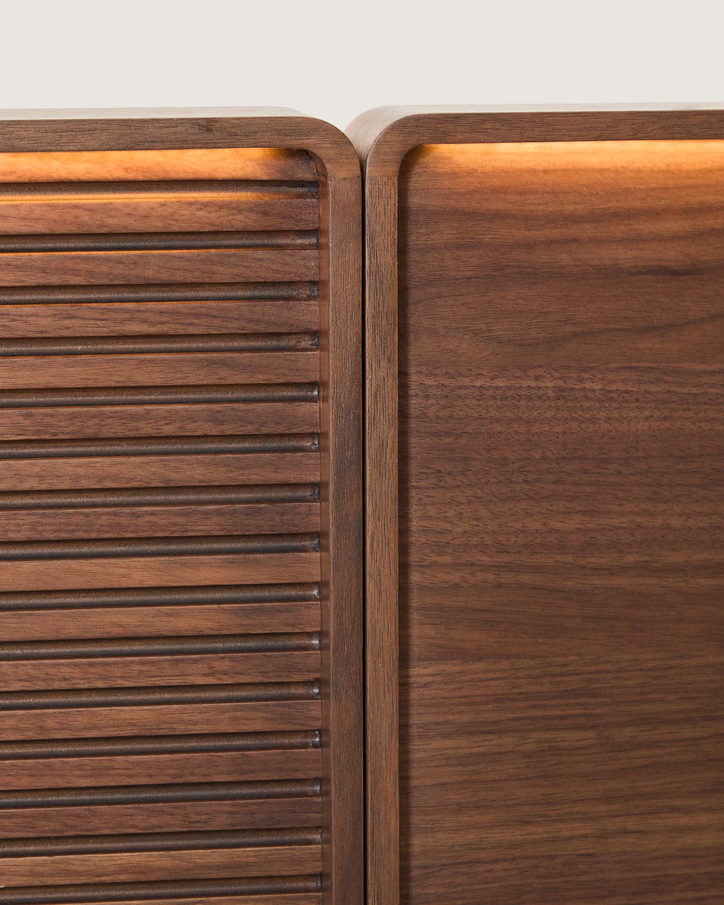 Bettkopfteil Norlen mit zwei Nachttischen aus Nussbaumfurnier mit dunklem Finish und LED-Licht für Betten bis 180 cm, FSC Mix Credit in Dunkelbraun präsentiert im Onlineshop von KAQTU Design AG. Kopfteile ist von Kave Home