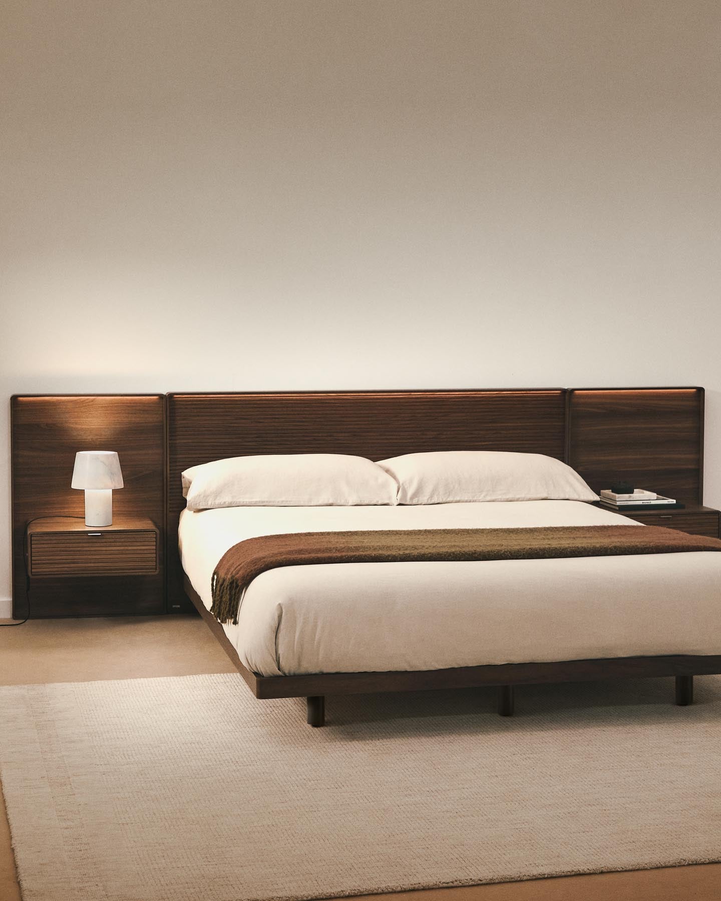 Bettkopfteil Norlen mit zwei Nachttischen aus Nussbaumfurnier mit dunklem Finish und LED-Licht für Betten bis 180 cm, FSC Mix Credit in Dunkelbraun präsentiert im Onlineshop von KAQTU Design AG. Kopfteile ist von Kave Home