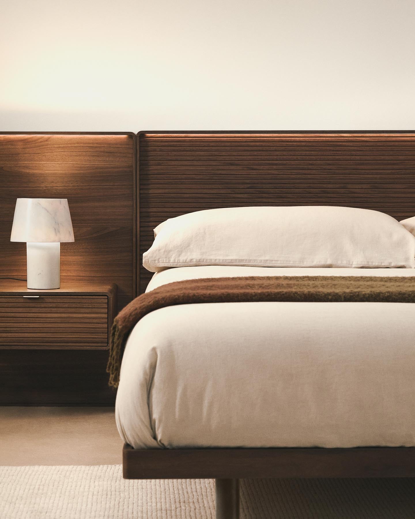 Bettkopfteil Norlen mit zwei Nachttischen aus Nussbaumfurnier mit dunklem Finish und LED-Licht für Betten bis 180 cm, FSC Mix Credit in Dunkelbraun präsentiert im Onlineshop von KAQTU Design AG. Kopfteile ist von Kave Home