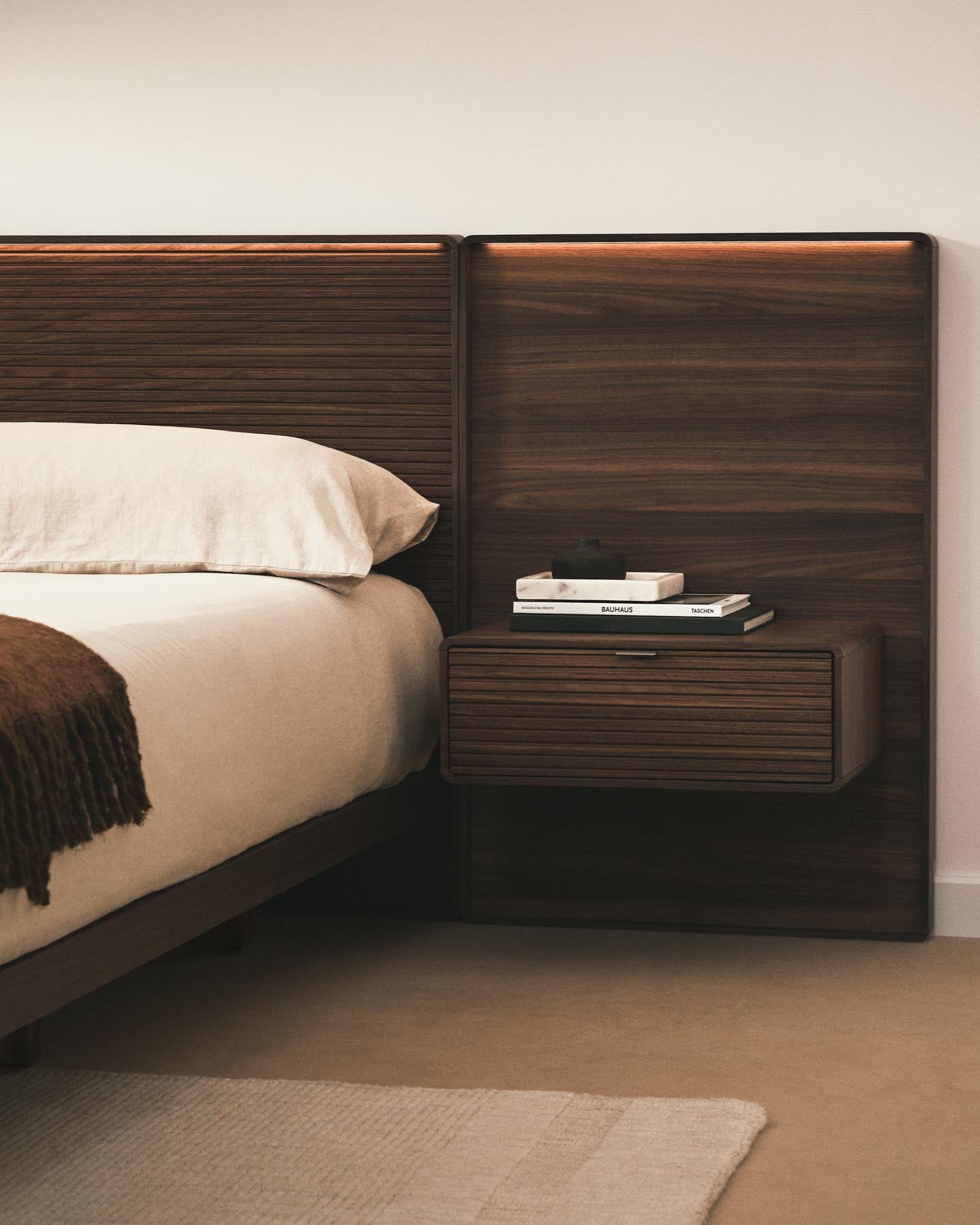Bettkopfteil Norlen mit zwei Nachttischen aus Nussbaumfurnier mit dunklem Finish und LED-Licht für Betten bis 180 cm, FSC Mix Credit in Dunkelbraun präsentiert im Onlineshop von KAQTU Design AG. Kopfteile ist von Kave Home