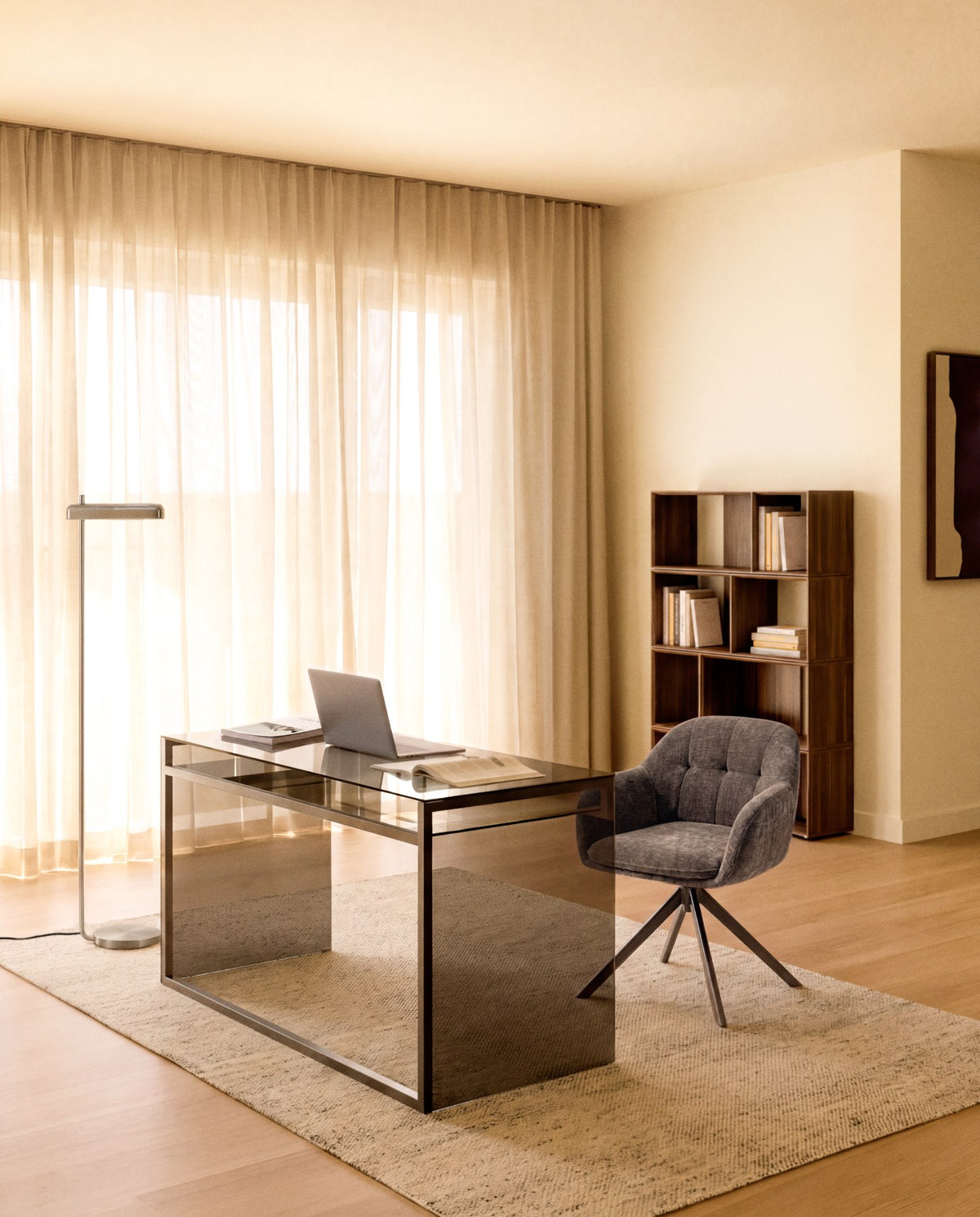 Schreibtisch Adile aus gehärtetem Rauchglas in Braun mit Beinen aus gehärtetem Glas in Anthrazit und gebürstetem Stahl, Masse 142 x 77 cm.
