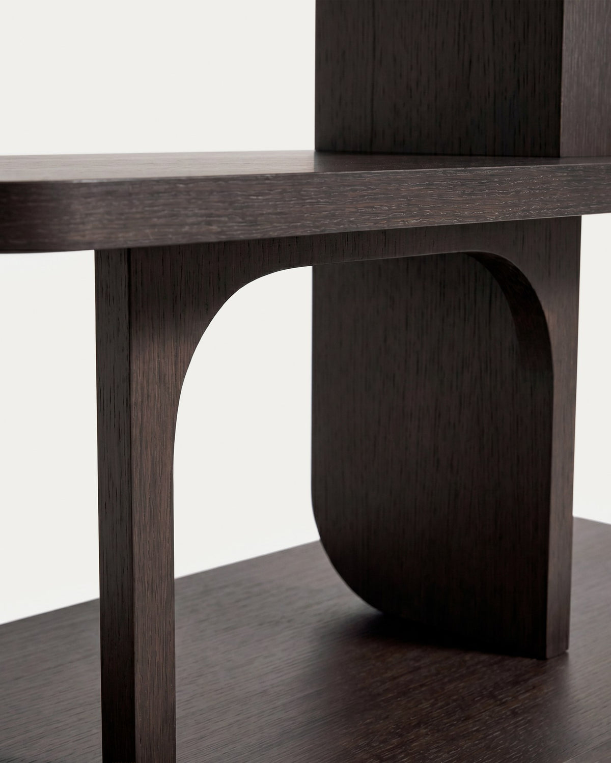 Regal Aduma von Kave Home aus Eichenholzfurnier mit ebonisiertem Finish in Dunkelbraun, geometrische Formen, Masse 160x187,5 cm.
