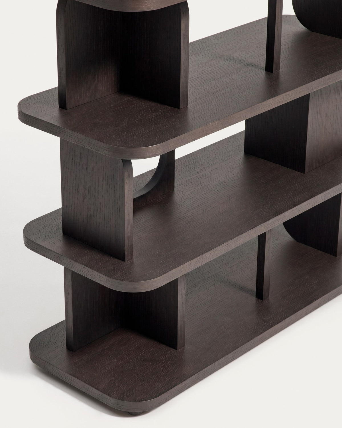 Standregal Aduma aus Eichenholzfurnier mit ebonisiertem Finish in Dunkelbraun, mit geometrischen Aussparungen und mehreren Regalböden.