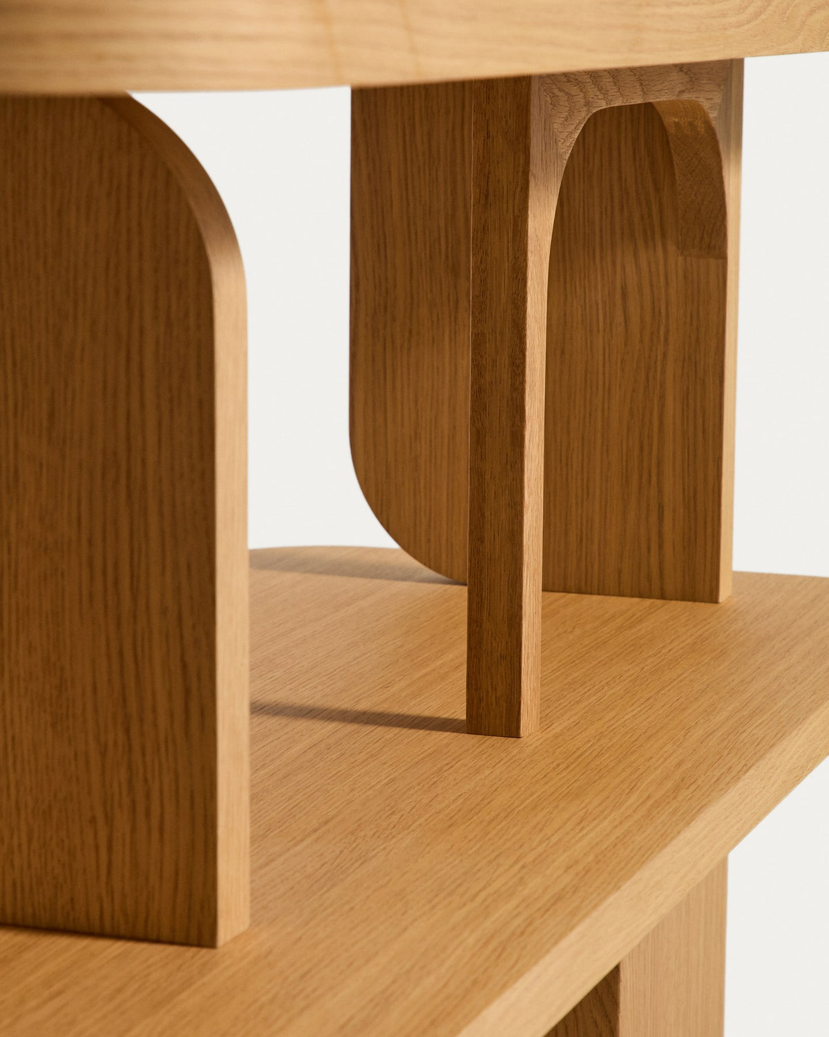 Freistehendes Regal Aduma aus Eichenholzfurnier und MDF in Braun, mit geometrischen Aussparungen und Beinen aus Eschenholz, Höhe 187,5 cm.