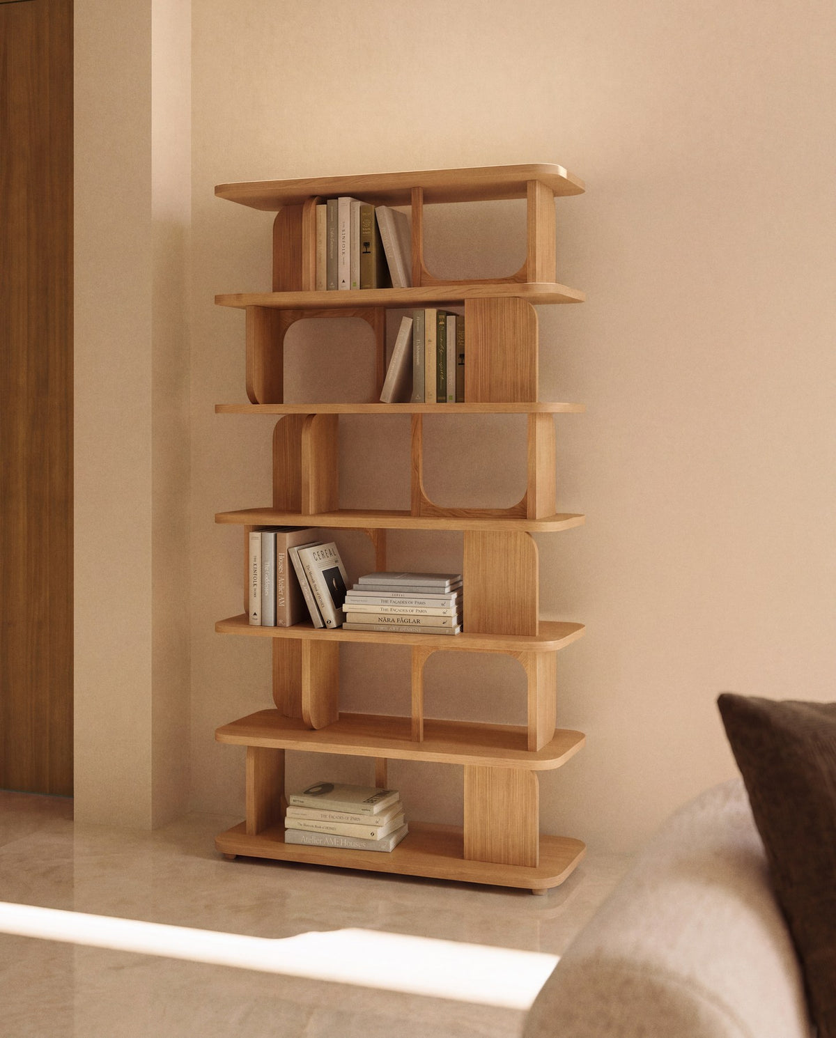Freistehendes Regal Aduma aus Eichenholzfurnier und MDF in Braun, mit geometrischen Aussparungen und Beinen aus Eschenholz, Höhe 187,5 cm.