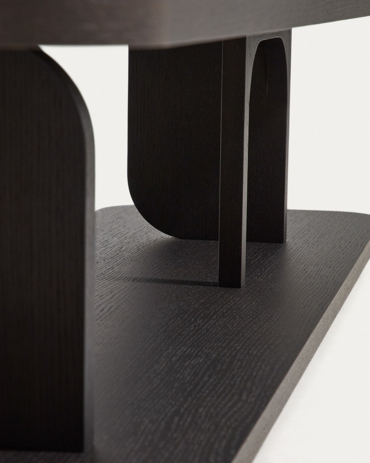 Regal Aduma aus Eichenholz mit ebonisiertem Finish in Dunkelbraun, geometrische Formen, Eschenholzbeine mit Filzgleitern.