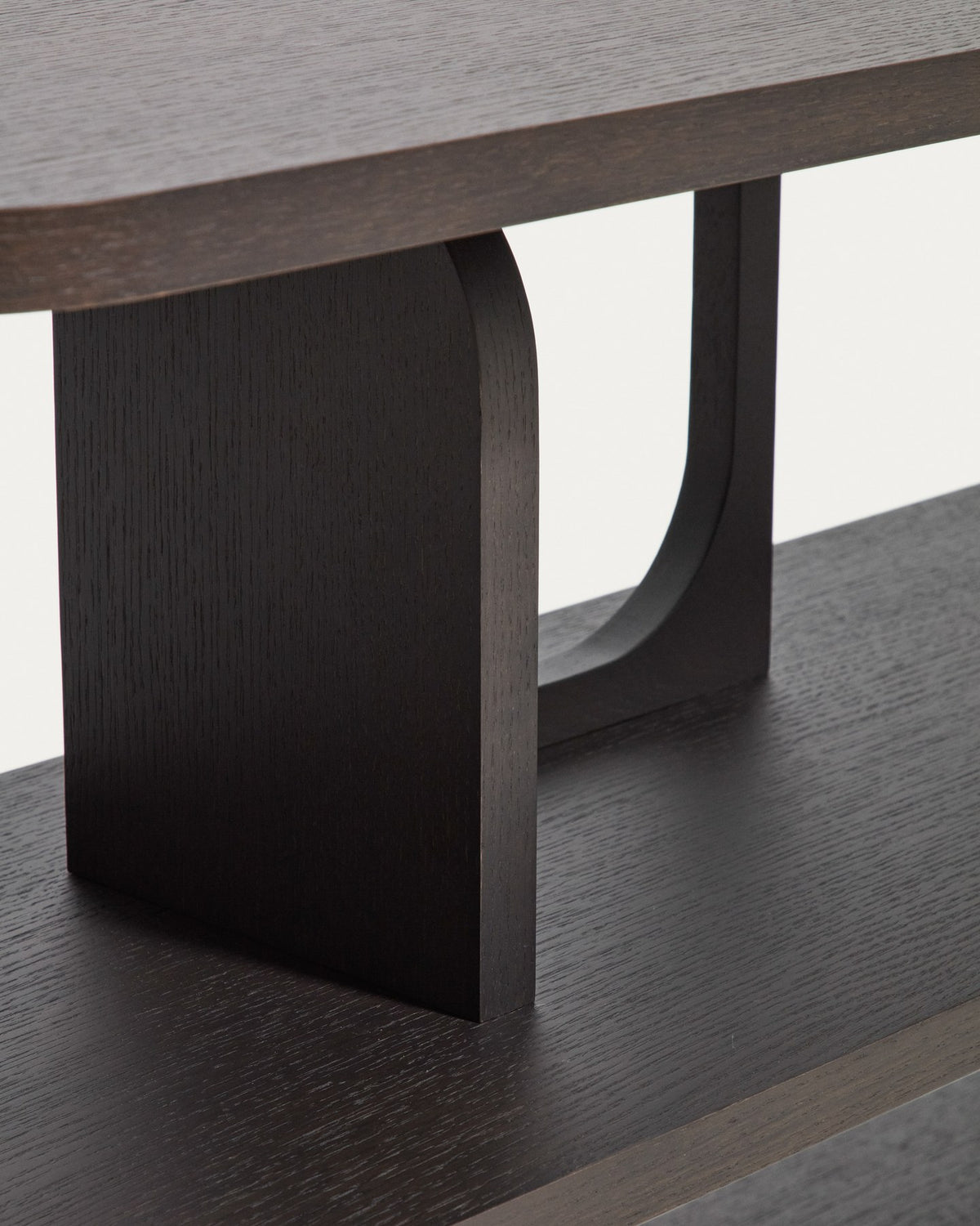 Regal Aduma aus Eichenholz mit ebonisiertem Finish in Dunkelbraun, geometrische Formen, Eschenholzbeine mit Filzgleitern.