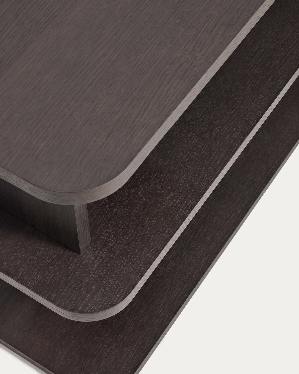 Regal Aduma aus Eichenholzfurnier mit ebonisiertem Finish in Dunkelbraun, mit Eschenholzbeinen und geometrischen Regalböden, Masse 100x40x65.5 cm.