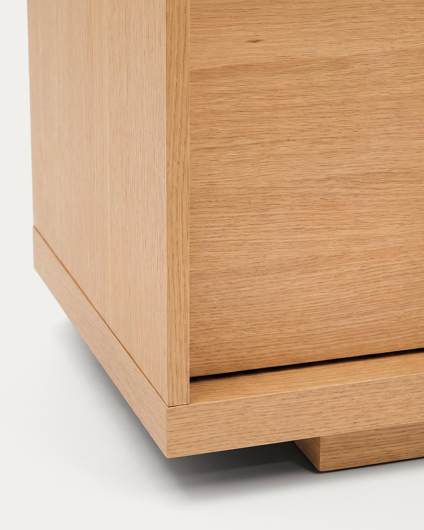 Sideboard Onix aus Eichenfurnier mit Naturton-Finish 200 x 80 cm FSC Mix Credit in Natur präsentiert im Onlineshop von KAQTU Design AG. Sideboard ist von Kave Home