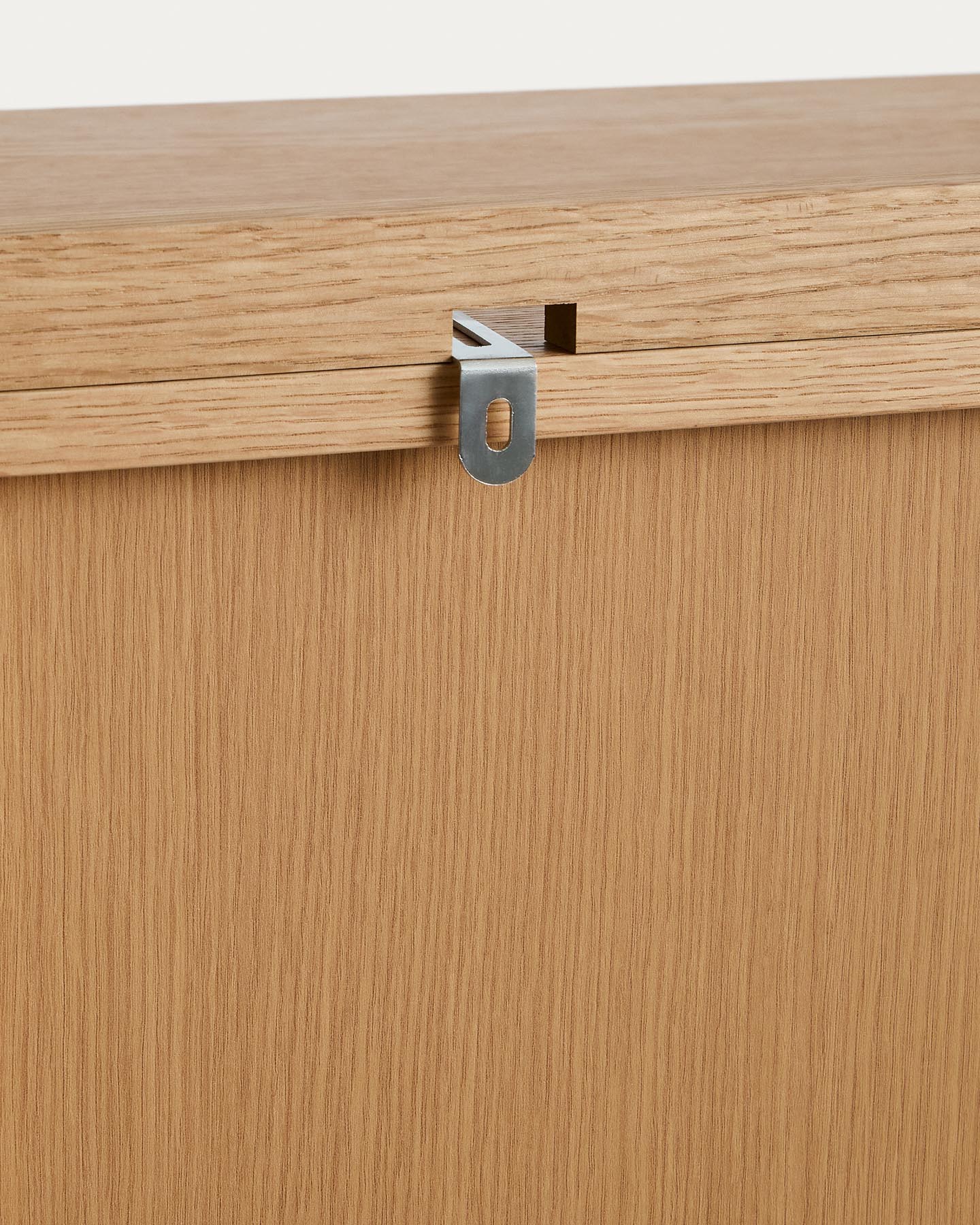 Vitrine Onix aus massivem Eichenholz und Eichenfurnier mit Naturton-Finish 100 x 170 cm FSC Mix Credit in Natur präsentiert im Onlineshop von KAQTU Design AG. Sideboard ist von Kave Home