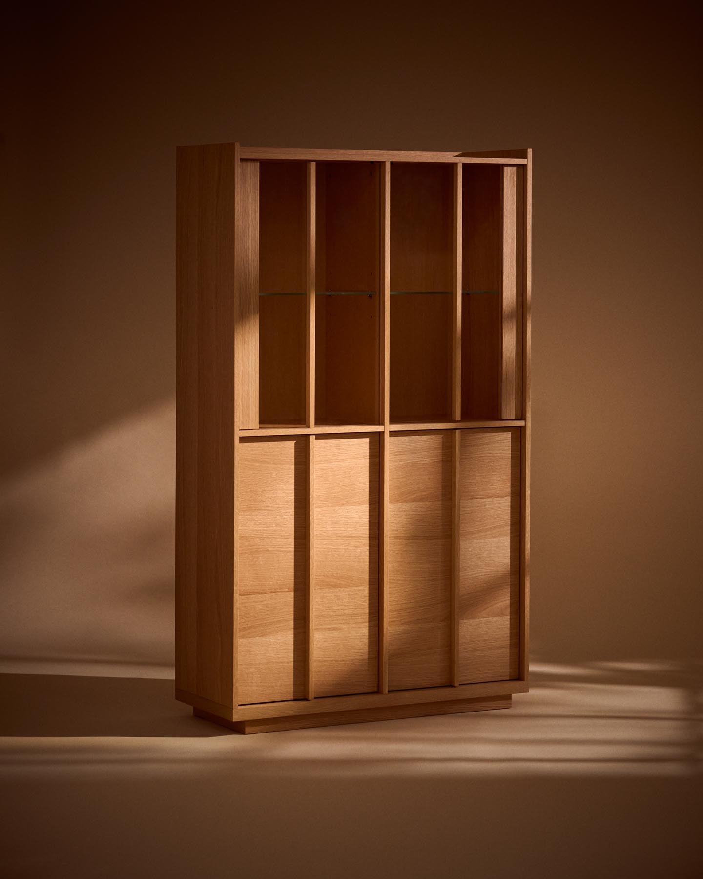 Vitrine Onix aus massivem Eichenholz und Eichenfurnier mit Naturton-Finish 100 x 170 cm FSC Mix Credit in Natur präsentiert im Onlineshop von KAQTU Design AG. Sideboard ist von Kave Home