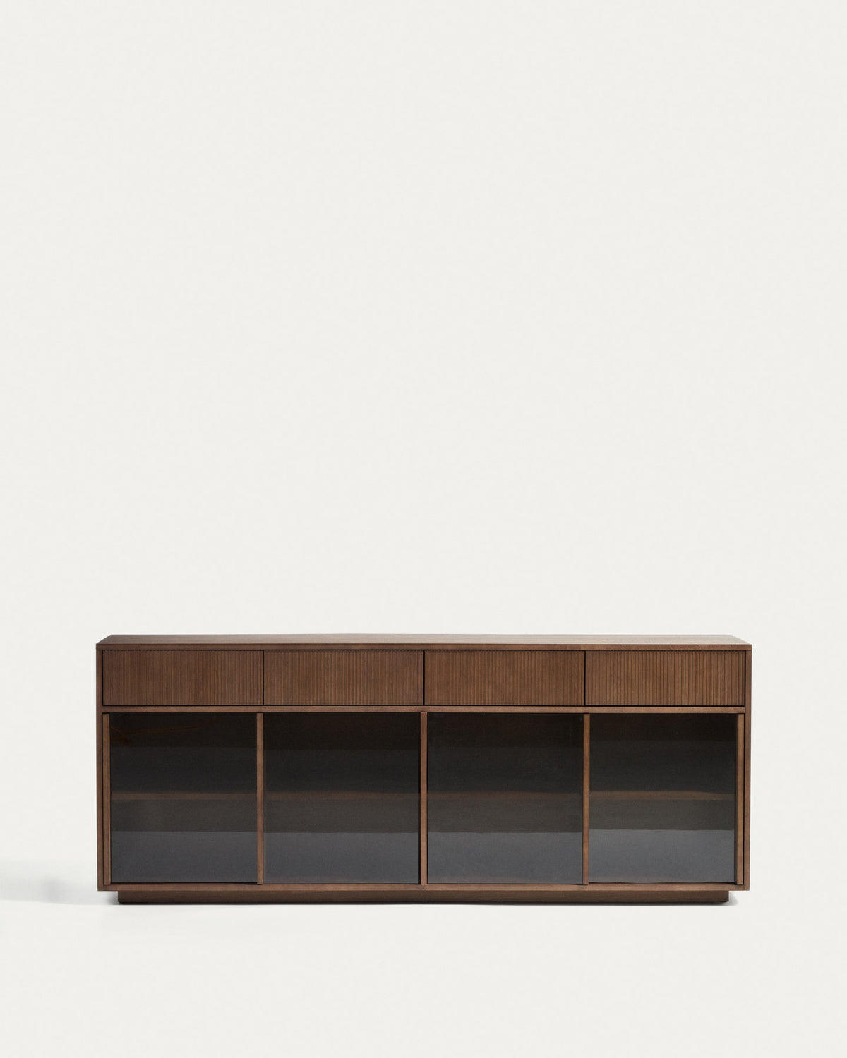 Sideboard Helvine 4 Türen 4 Schubladen Eichenfurnier mit Nussbaum-Finish und gehärtetes Gl in Dunkelbraun präsentiert im Onlineshop von KAQTU Design AG. Sideboard ist von Kave Home