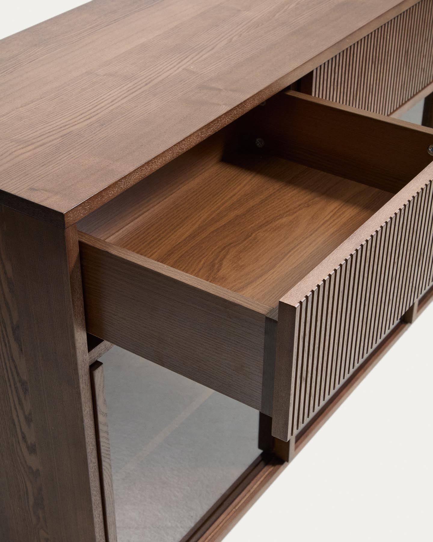 Sideboard Helvine 4 Türen 4 Schubladen Eichenfurnier mit Nussbaum-Finish und gehärtetes Glas 200 x 80 cm FSC 100% in Dunkelbraun präsentiert im Onlineshop von KAQTU Design AG. Sideboard ist von Kave Home