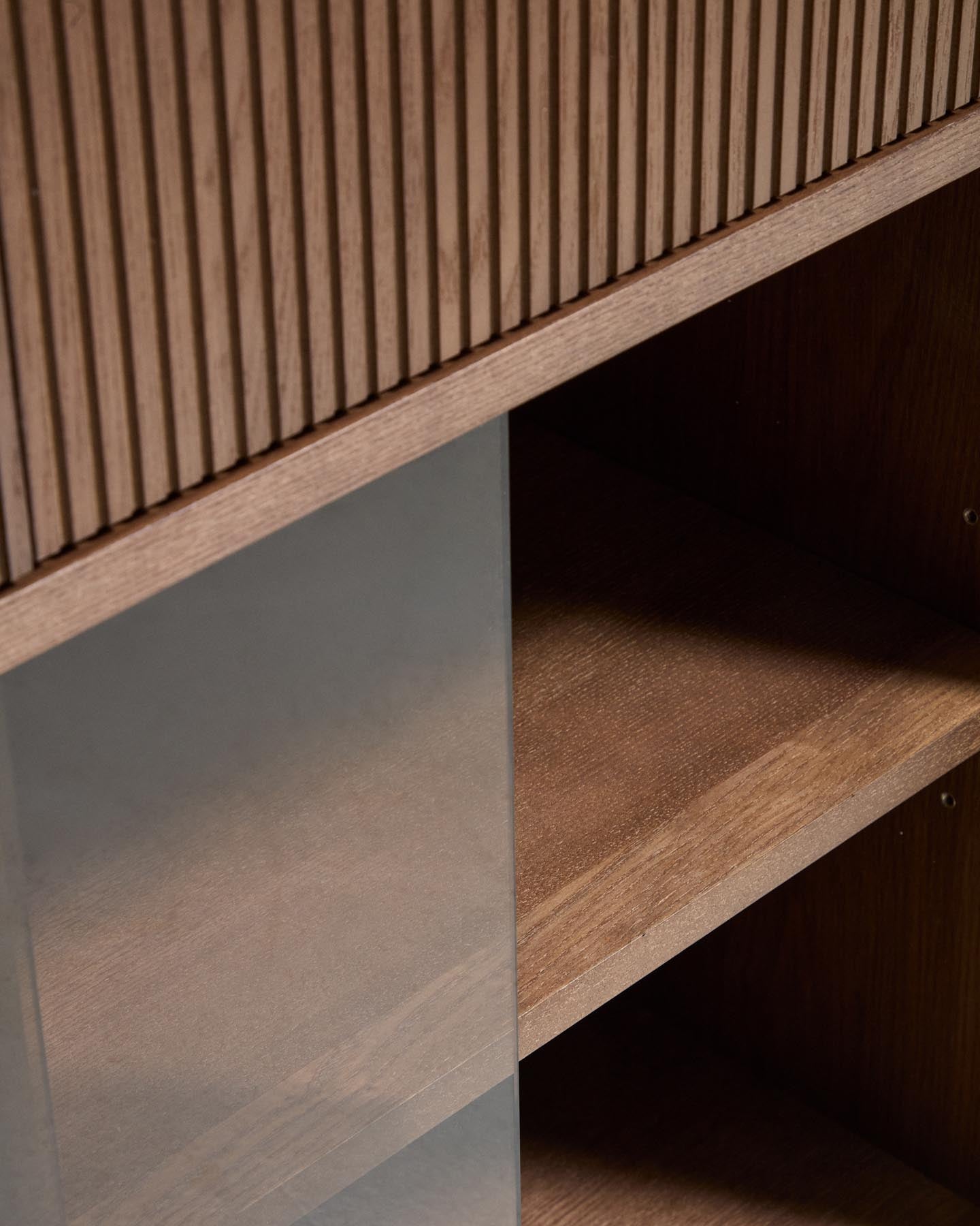 Sideboard Helvine 4 Türen 4 Schubladen Eichenfurnier mit Nussbaum-Finish und gehärtetes Glas 200 x 80 cm FSC 100% in Dunkelbraun präsentiert im Onlineshop von KAQTU Design AG. Sideboard ist von Kave Home
