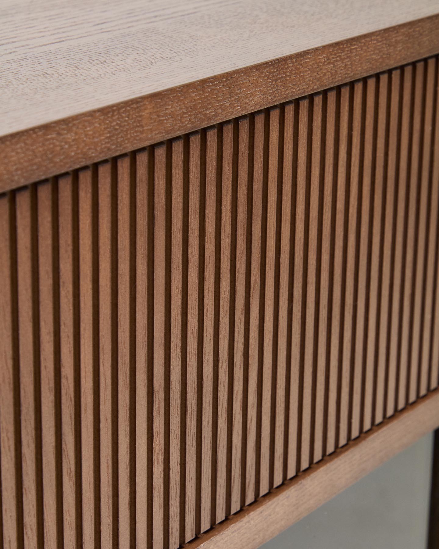 Sideboard Helvine 4 Türen 4 Schubladen Eichenfurnier mit Nussbaum-Finish und gehärtetes Glas 200 x 80 cm FSC 100% in Dunkelbraun präsentiert im Onlineshop von KAQTU Design AG. Sideboard ist von Kave Home