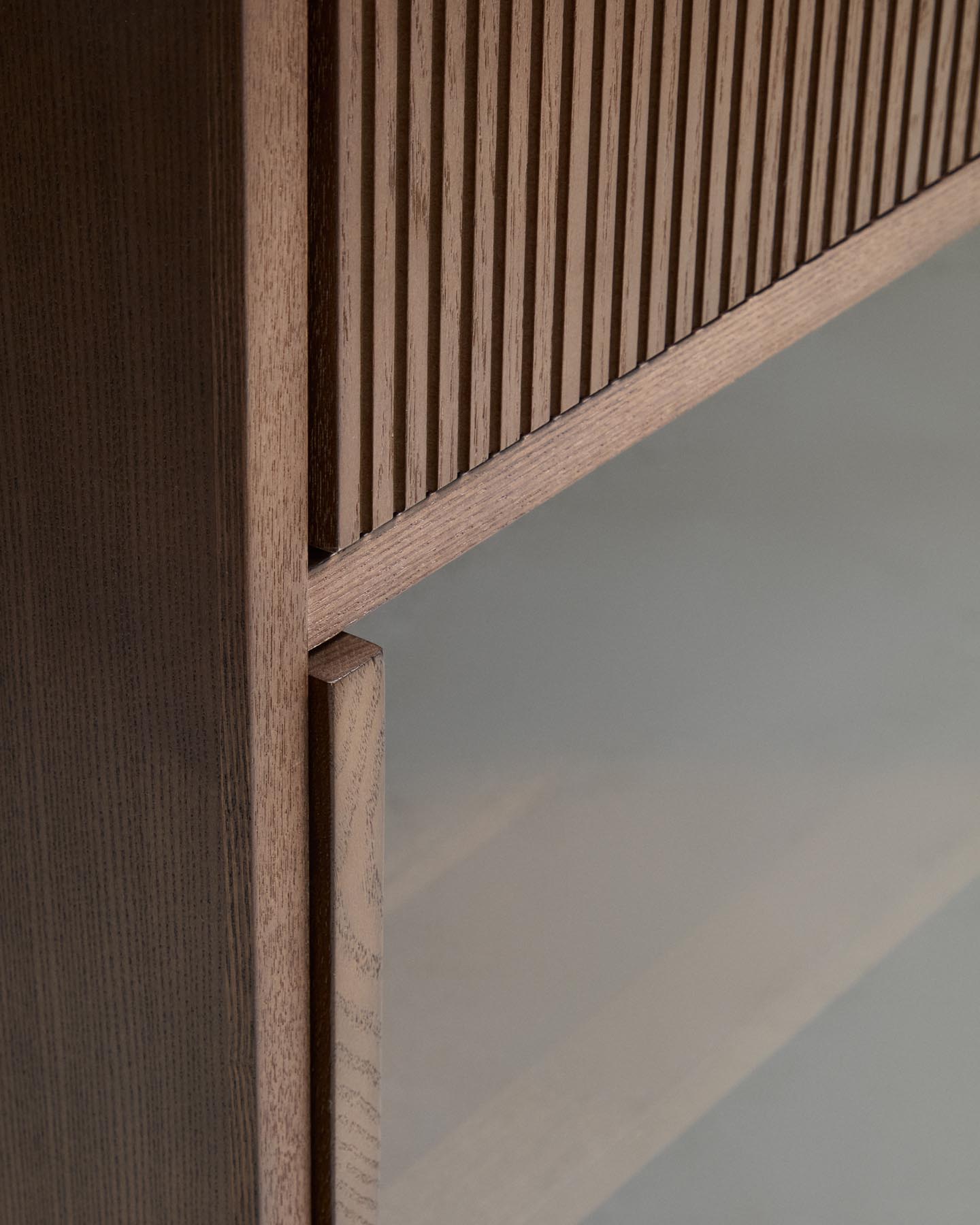 Sideboard Helvine 4 Türen 4 Schubladen Eichenfurnier mit Nussbaum-Finish und gehärtetes Glas 200 x 80 cm FSC 100% in Dunkelbraun präsentiert im Onlineshop von KAQTU Design AG. Sideboard ist von Kave Home