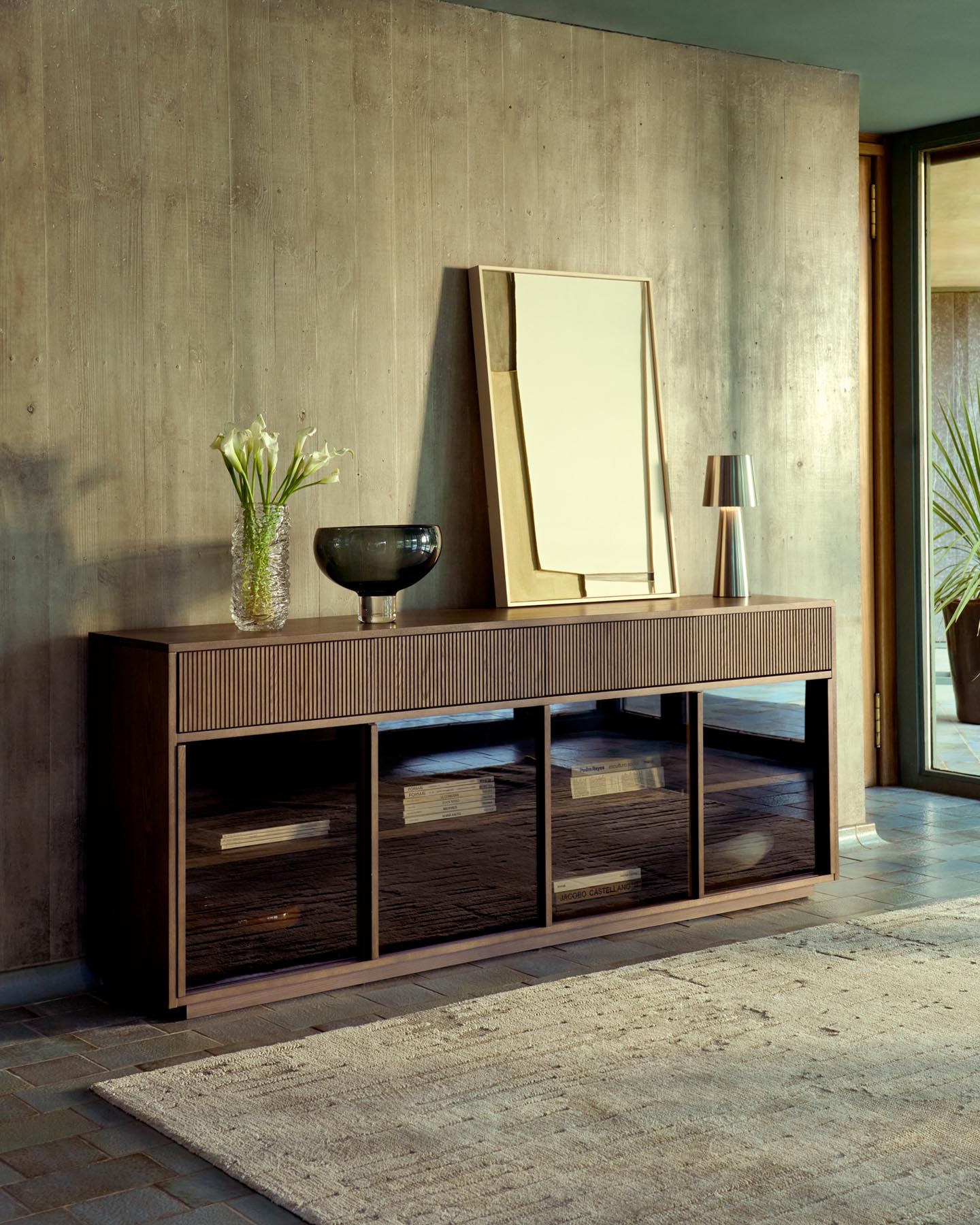 Sideboard Helvine 4 Türen 4 Schubladen Eichenfurnier mit Nussbaum-Finish und gehärtetes Glas 200 x 80 cm FSC 100% in Dunkelbraun präsentiert im Onlineshop von KAQTU Design AG. Sideboard ist von Kave Home