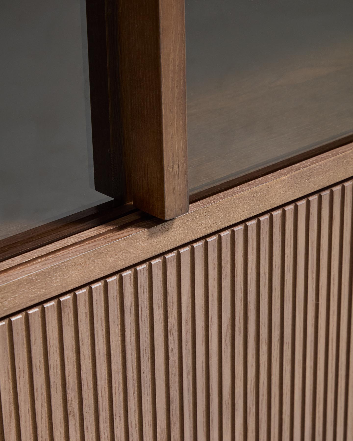 Helvine TV-Möbel mit 4 Türen und 2 Schubladen aus Eschenfurnier mit dunklem Nussbaum-Finish und gehärtetem Glas, 200 x 54 cm, FSC 100% in Dunkelbraun präsentiert im Onlineshop von KAQTU Design AG. TV-Möbel ist von Kave Home