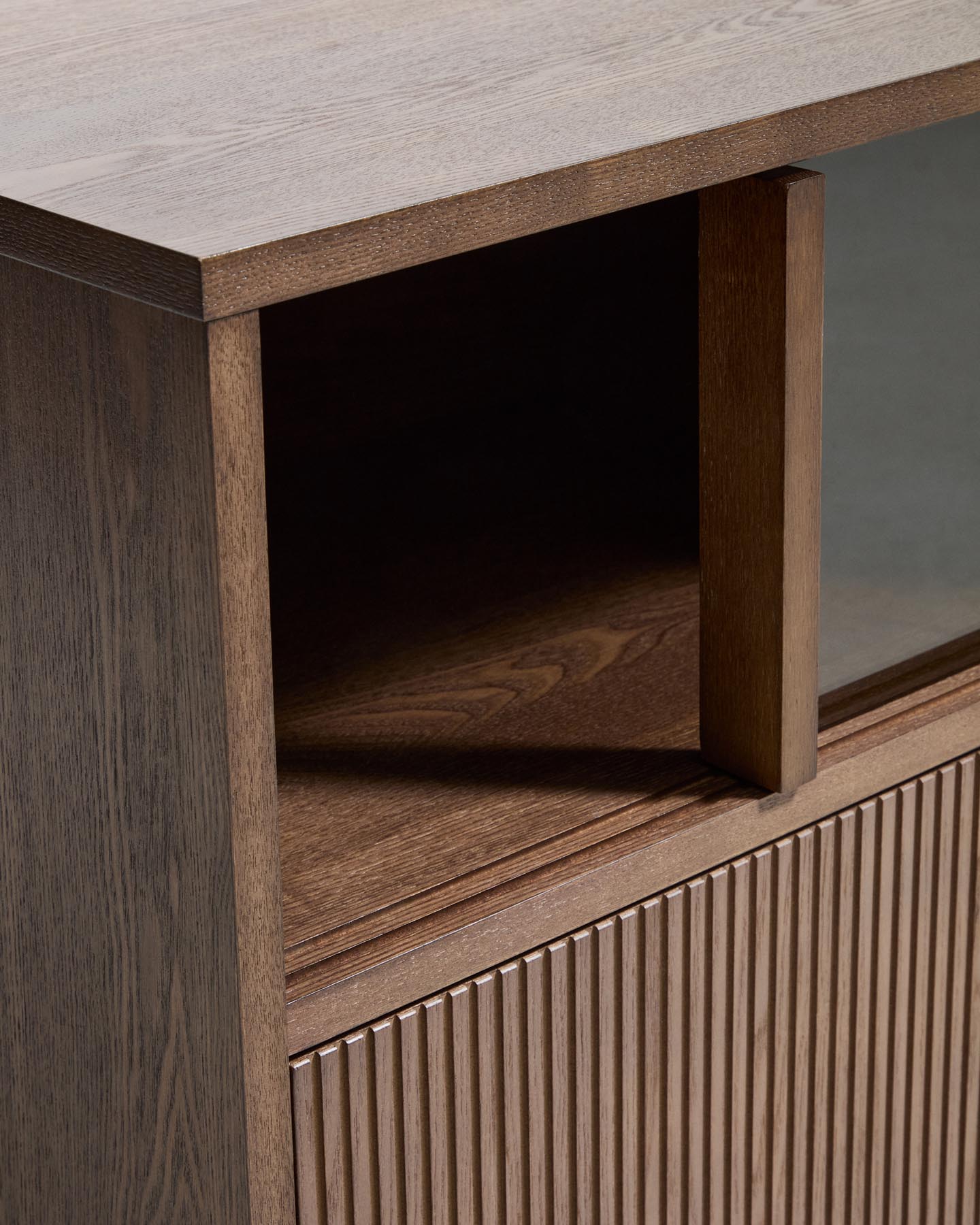 Helvine TV-Möbel mit 4 Türen und 2 Schubladen aus Eschenfurnier mit dunklem Nussbaum-Finish und gehärtetem Glas, 200 x 54 cm, FSC 100% in Dunkelbraun präsentiert im Onlineshop von KAQTU Design AG. TV-Möbel ist von Kave Home