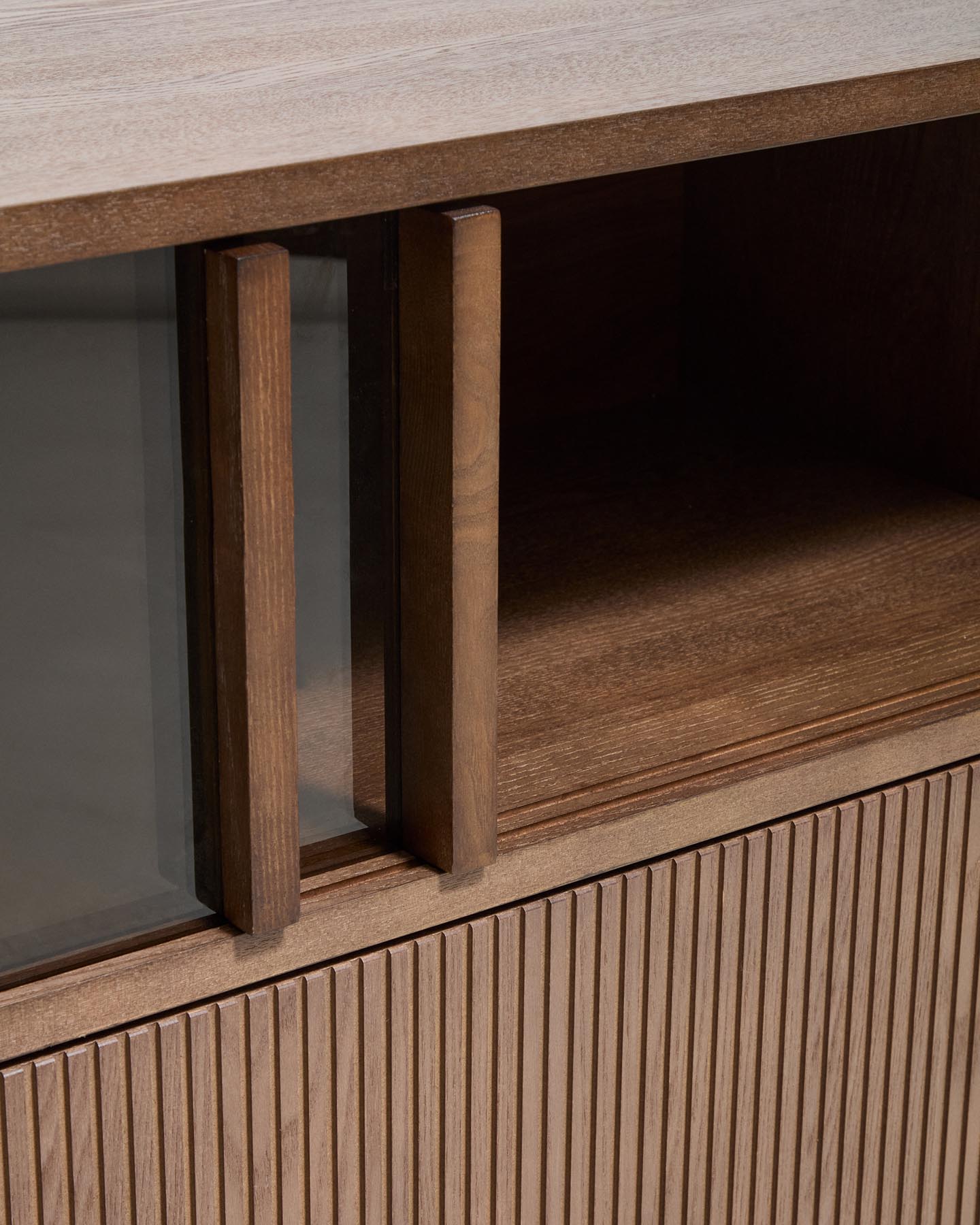 Helvine TV-Möbel mit 4 Türen und 2 Schubladen aus Eschenfurnier mit dunklem Nussbaum-Finish und gehärtetem Glas, 200 x 54 cm, FSC 100% in Dunkelbraun präsentiert im Onlineshop von KAQTU Design AG. TV-Möbel ist von Kave Home