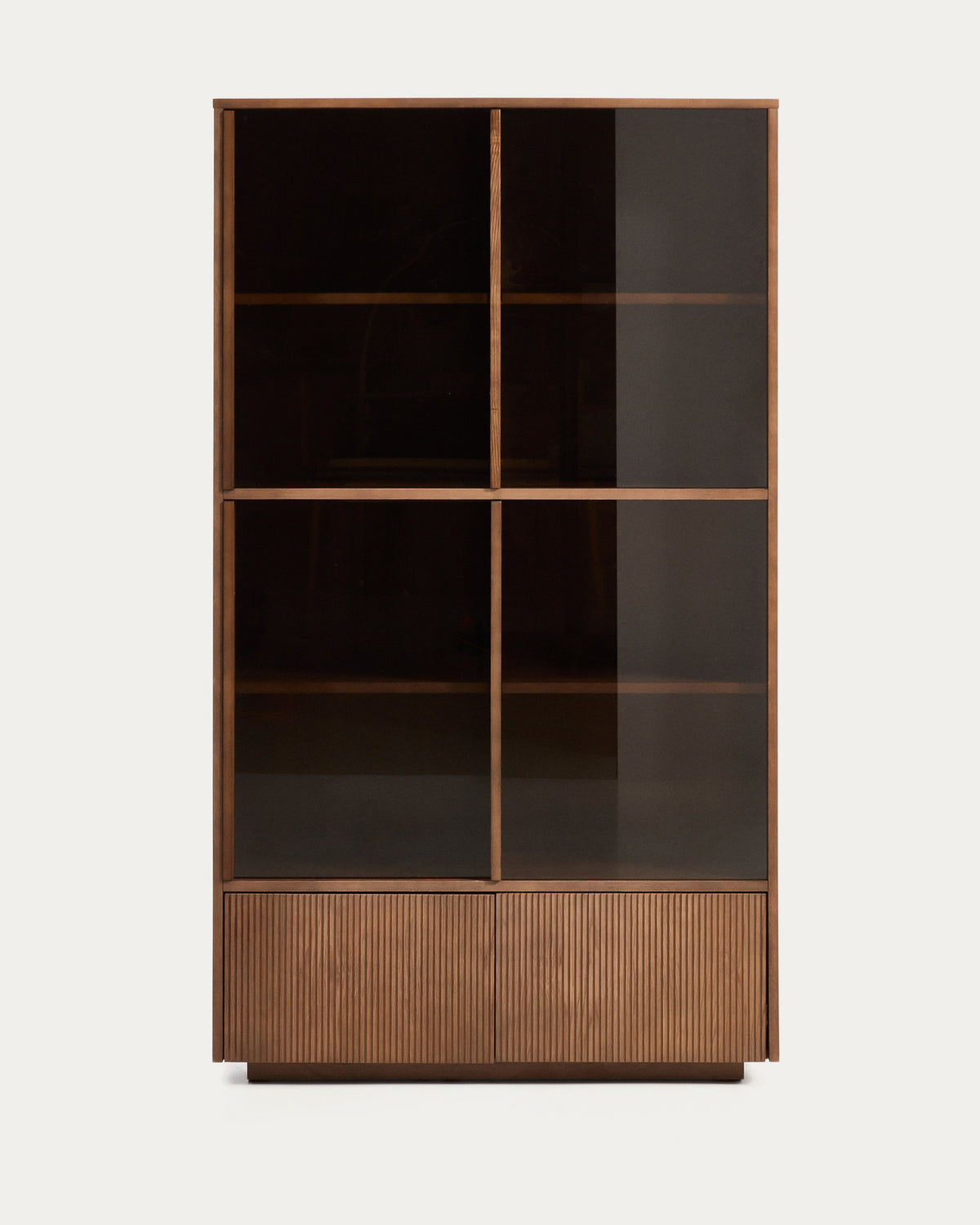 Vitrine Helvine 4 Türen 2 Schubladen Eichenfurnier mit Nussbaum-Finish und gehärtetes Glas in Dunkelbraun präsentiert im Onlineshop von KAQTU Design AG. Sideboard ist von Kave Home