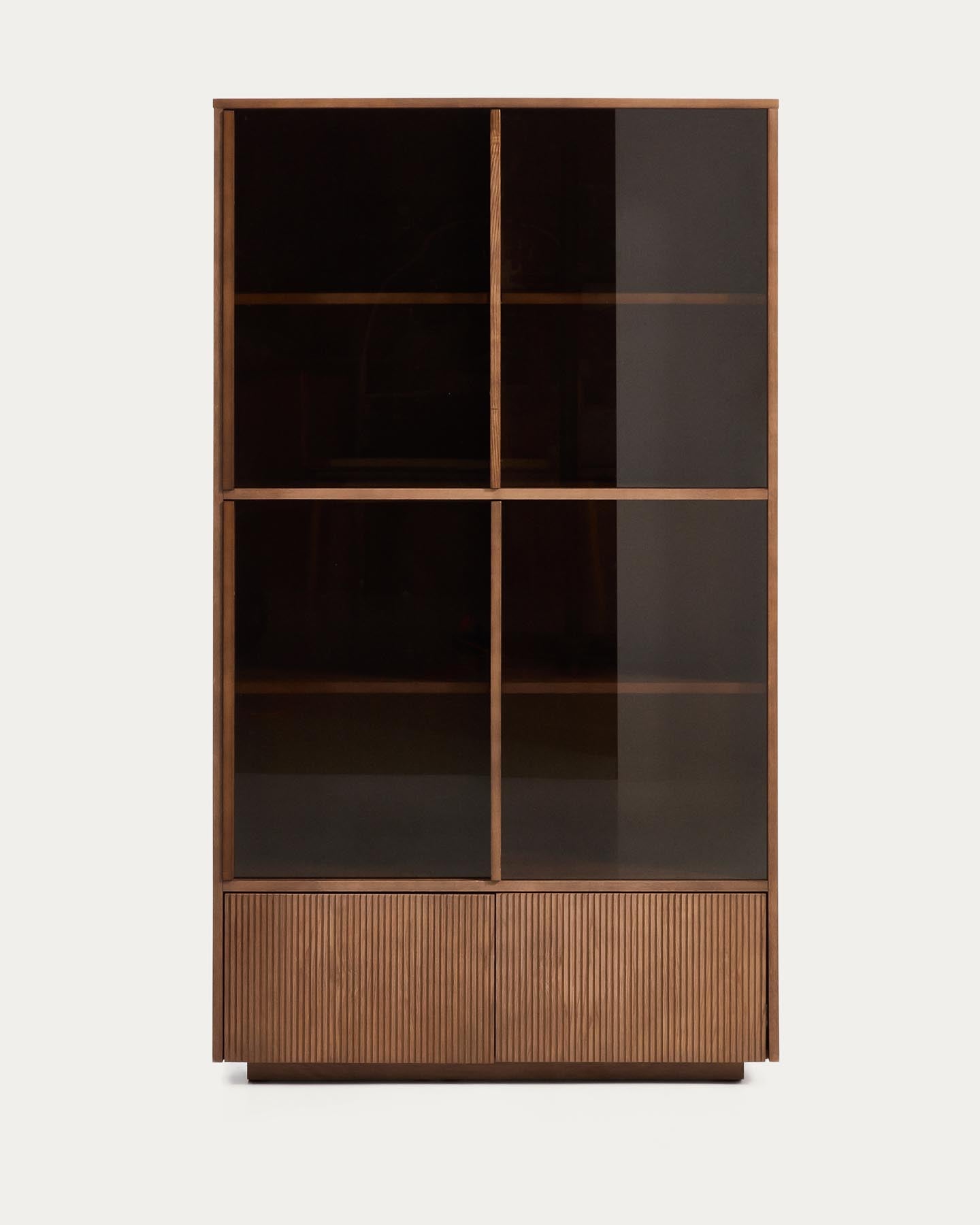Vitrine Helvine 4 Türen 2 Schubladen Eichenfurnier mit Nussbaum-Finish und gehärtetes Glas 100 x 174 cm FSC 100% in Dunkelbraun präsentiert im Onlineshop von KAQTU Design AG. Sideboard ist von Kave Home