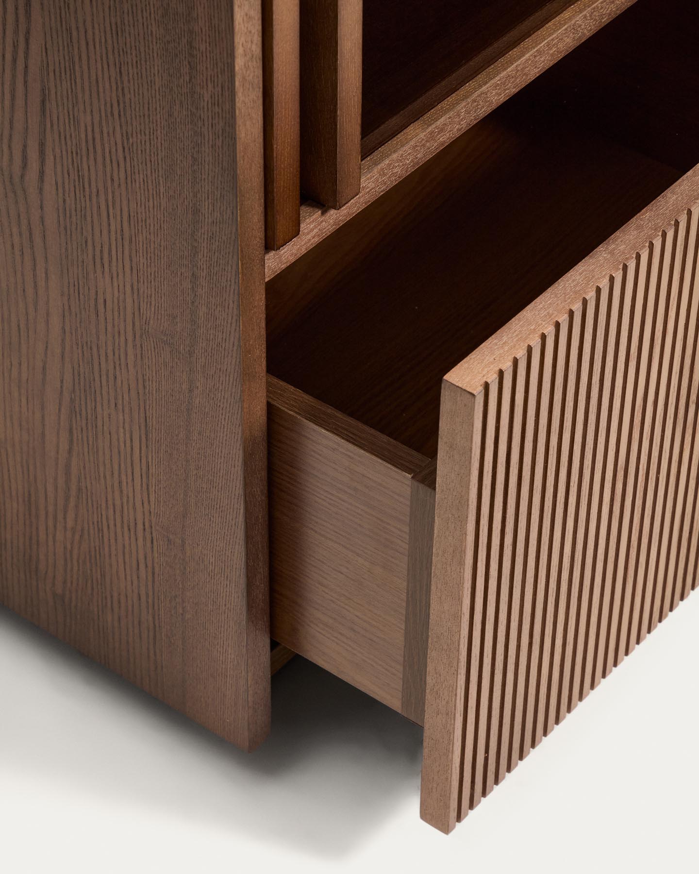 Vitrine Helvine 4 Türen 2 Schubladen Eichenfurnier mit Nussbaum-Finish und gehärtetes Glas 100 x 174 cm FSC 100% in Dunkelbraun präsentiert im Onlineshop von KAQTU Design AG. Sideboard ist von Kave Home