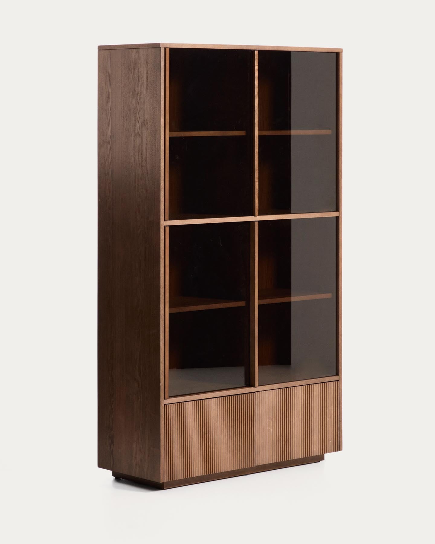 Vitrine Helvine 4 Türen 2 Schubladen Eichenfurnier mit Nussbaum-Finish und gehärtetes Glas 100 x 174 cm FSC 100% in Dunkelbraun präsentiert im Onlineshop von KAQTU Design AG. Sideboard ist von Kave Home