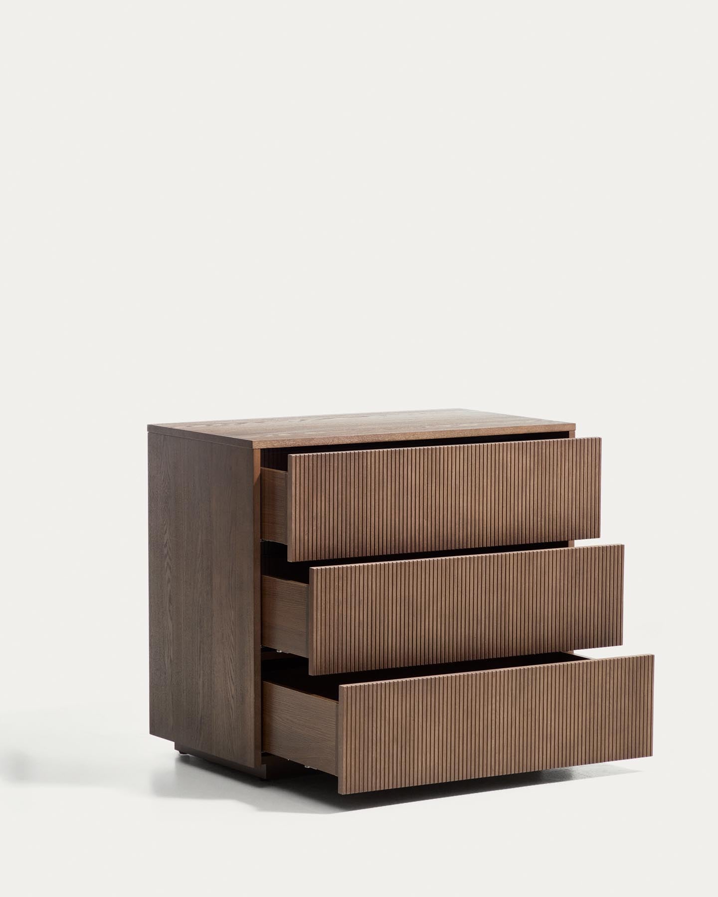 Kommode Helvine mit 3 Schubladen aus Eschenfurnier mit Finish in Nussbaumton 90 x 78 cm FSC 100% in Dunkelbraun präsentiert im Onlineshop von KAQTU Design AG. Kommode ist von Kave Home