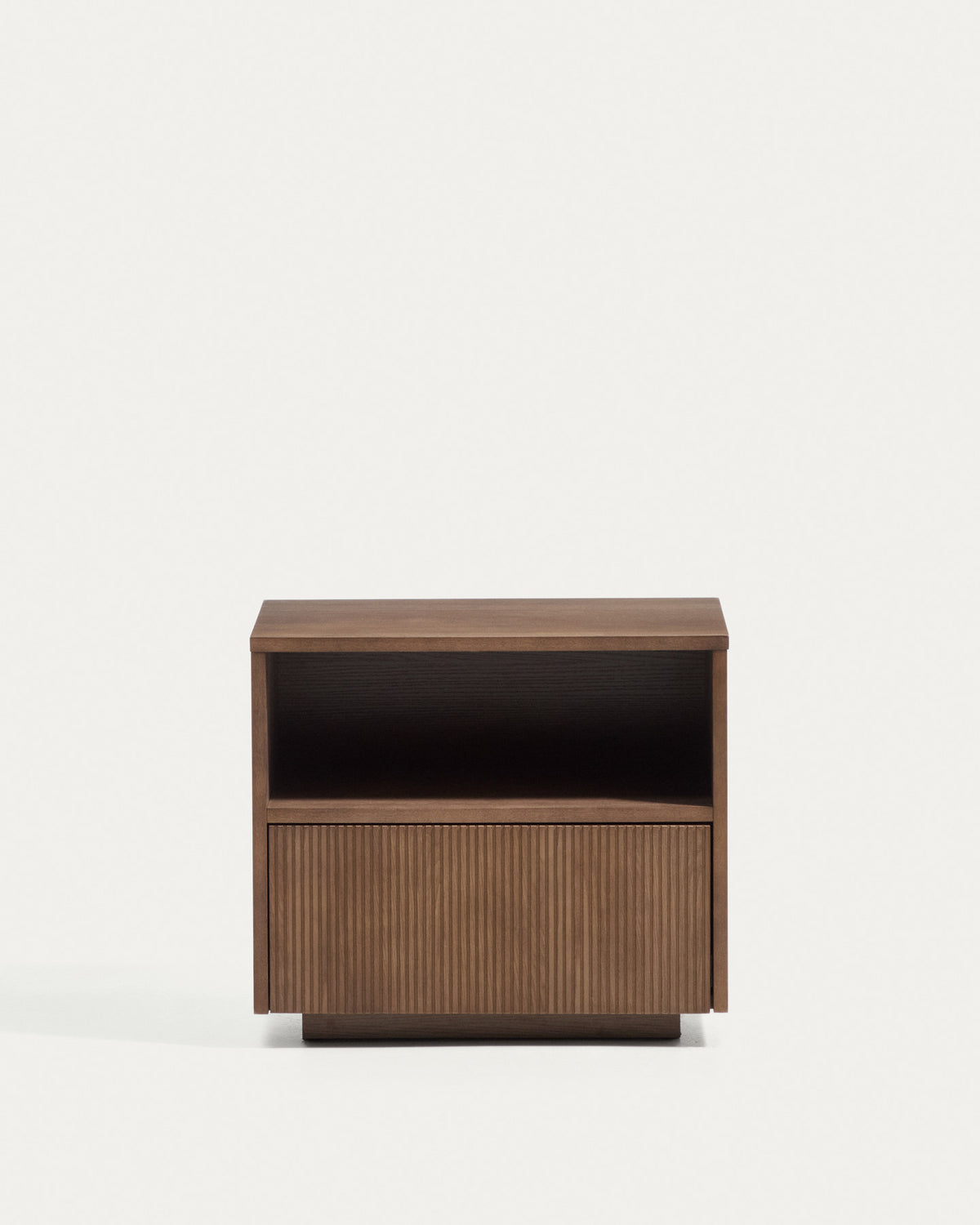 Nachttisch Helvine 1 Schublade aus Eichenfurnier mit Nussbaum-Finish 60 x 52 cm FSC 100% in Dunkelbraun präsentiert im Onlineshop von KAQTU Design AG. Nachttisch ist von Kave Home