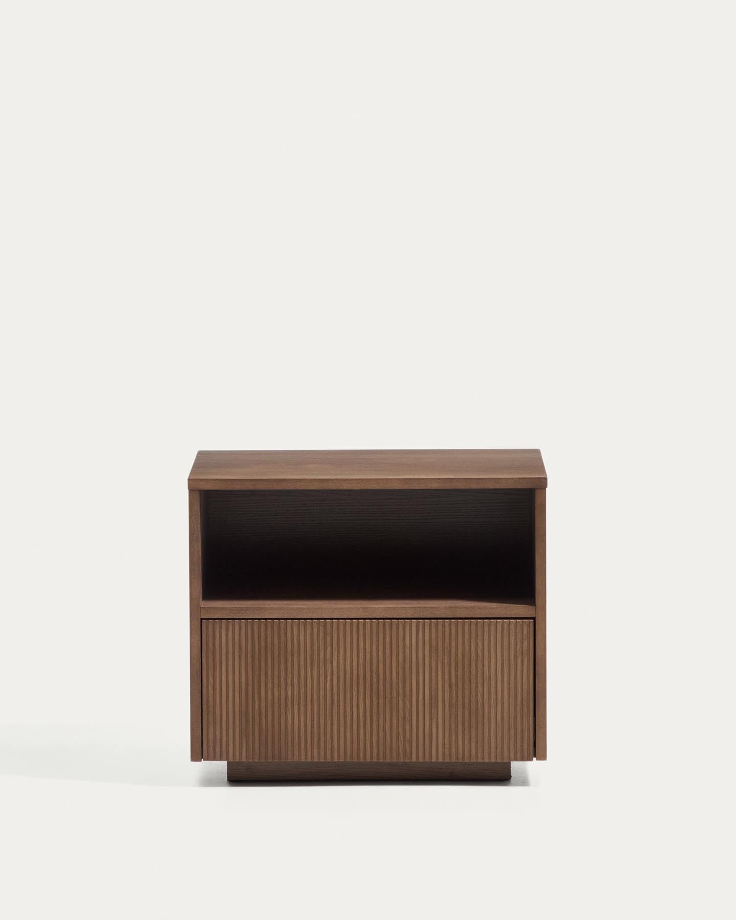 Nachttisch Helvine 1 Schublade aus Eichenfurnier mit Nussbaum-Finish 60 x 52 cm FSC 100% in Dunkelbraun präsentiert im Onlineshop von KAQTU Design AG. Nachttisch ist von Kave Home