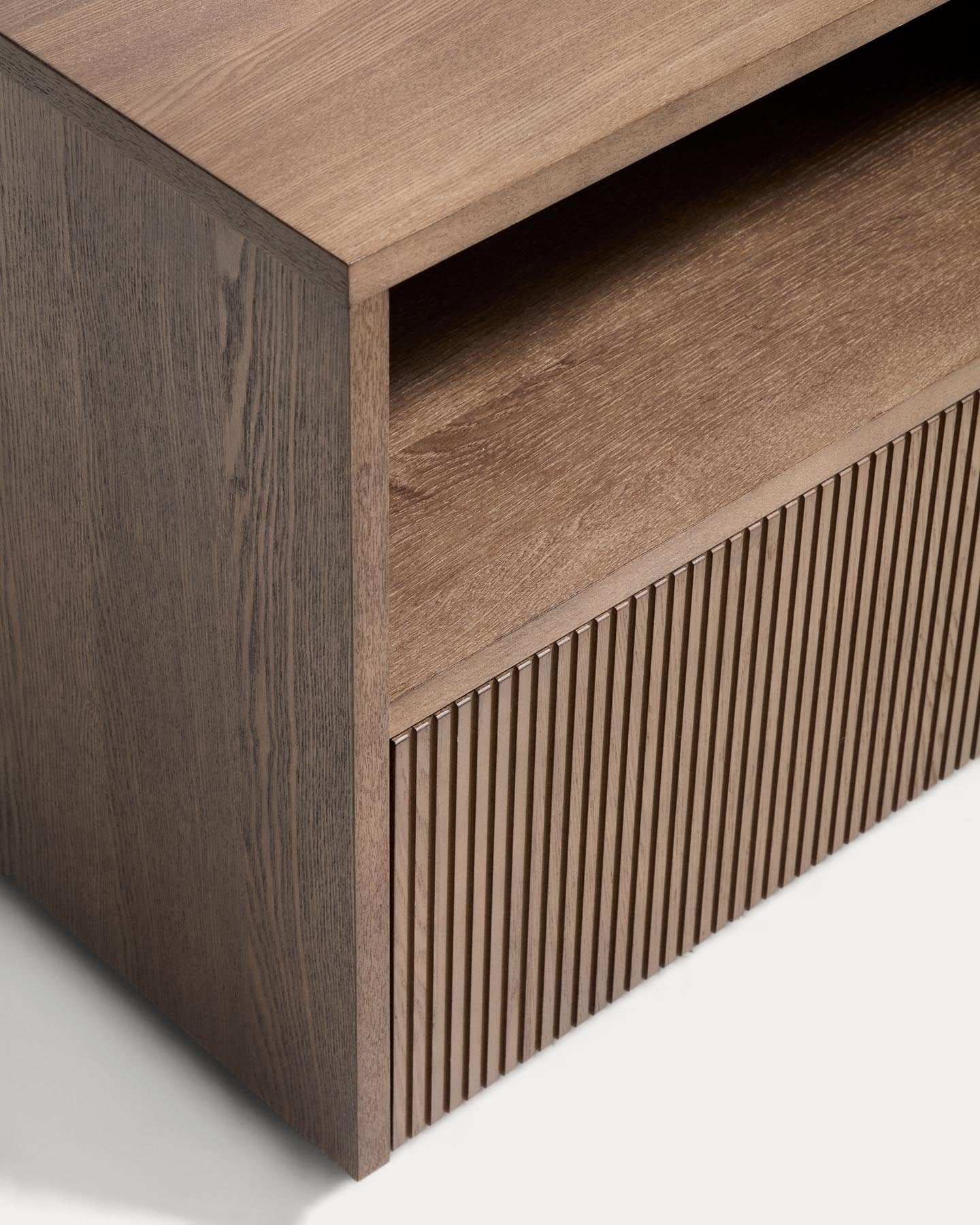 Nachttisch Helvine 1 Schublade aus Eichenfurnier mit Nussbaum-Finish 60 x 52 cm FSC 100% in Dunkelbraun präsentiert im Onlineshop von KAQTU Design AG. Nachttisch ist von Kave Home