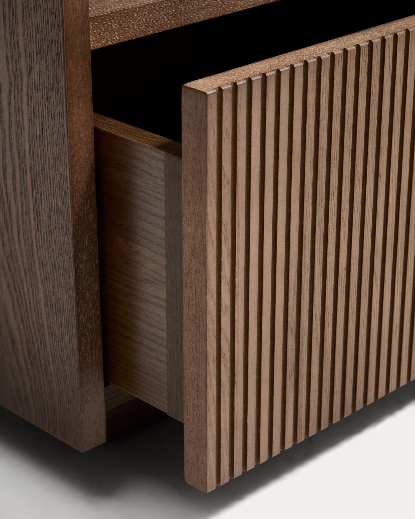 Nachttisch Helvine 1 Schublade aus Eichenfurnier mit Nussbaum-Finish 60 x 52 cm FSC 100% in Dunkelbraun präsentiert im Onlineshop von KAQTU Design AG. Nachttisch ist von Kave Home