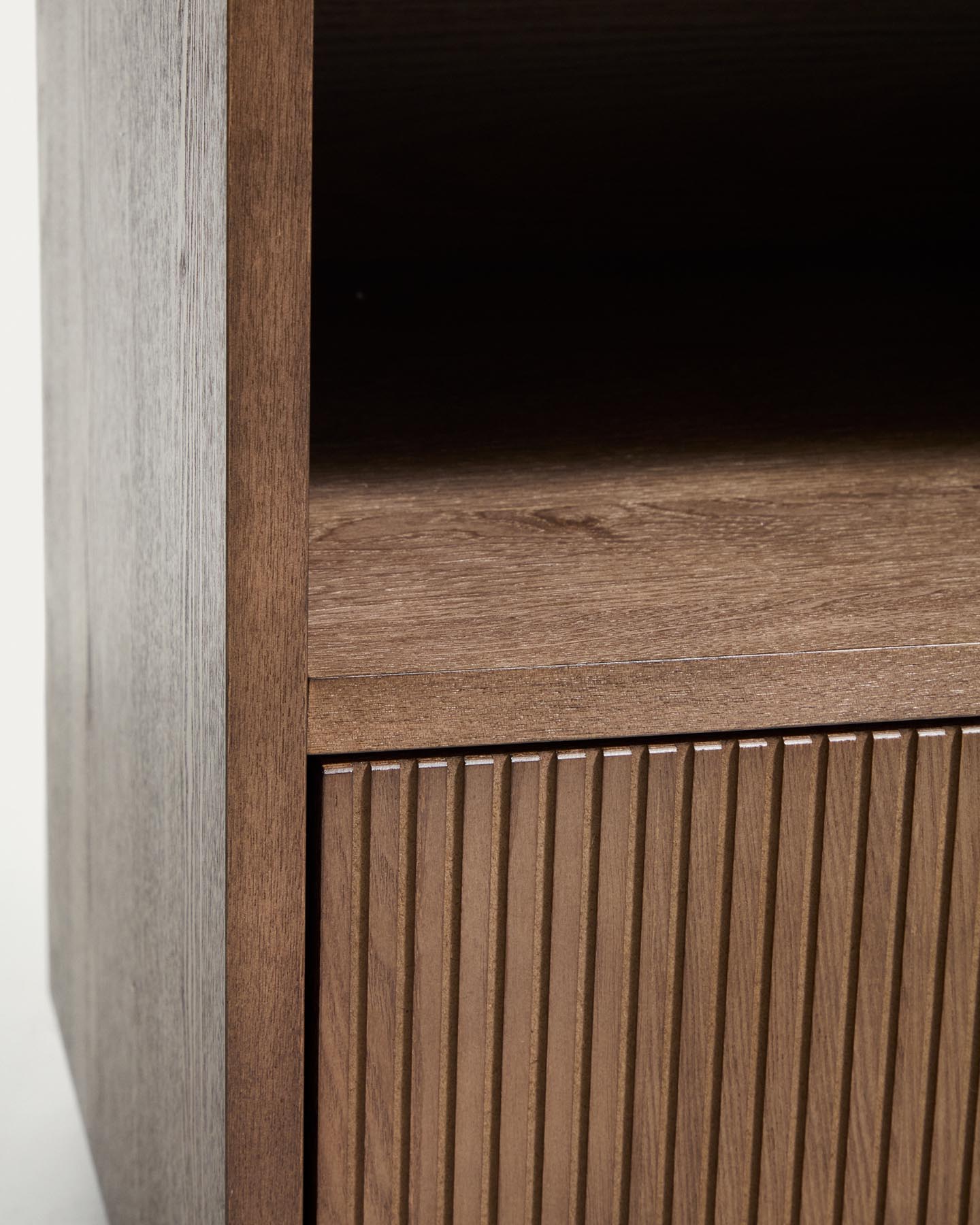 Nachttisch Helvine 1 Schublade aus Eichenfurnier mit Nussbaum-Finish 60 x 52 cm FSC 100% in Dunkelbraun präsentiert im Onlineshop von KAQTU Design AG. Nachttisch ist von Kave Home