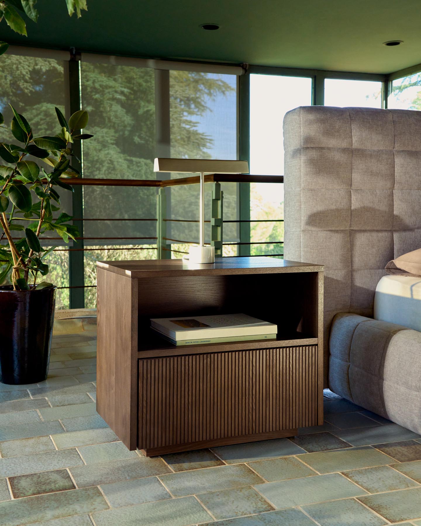 Nachttisch Helvine 1 Schublade aus Eichenfurnier mit Nussbaum-Finish 60 x 52 cm FSC 100% in Dunkelbraun präsentiert im Onlineshop von KAQTU Design AG. Nachttisch ist von Kave Home