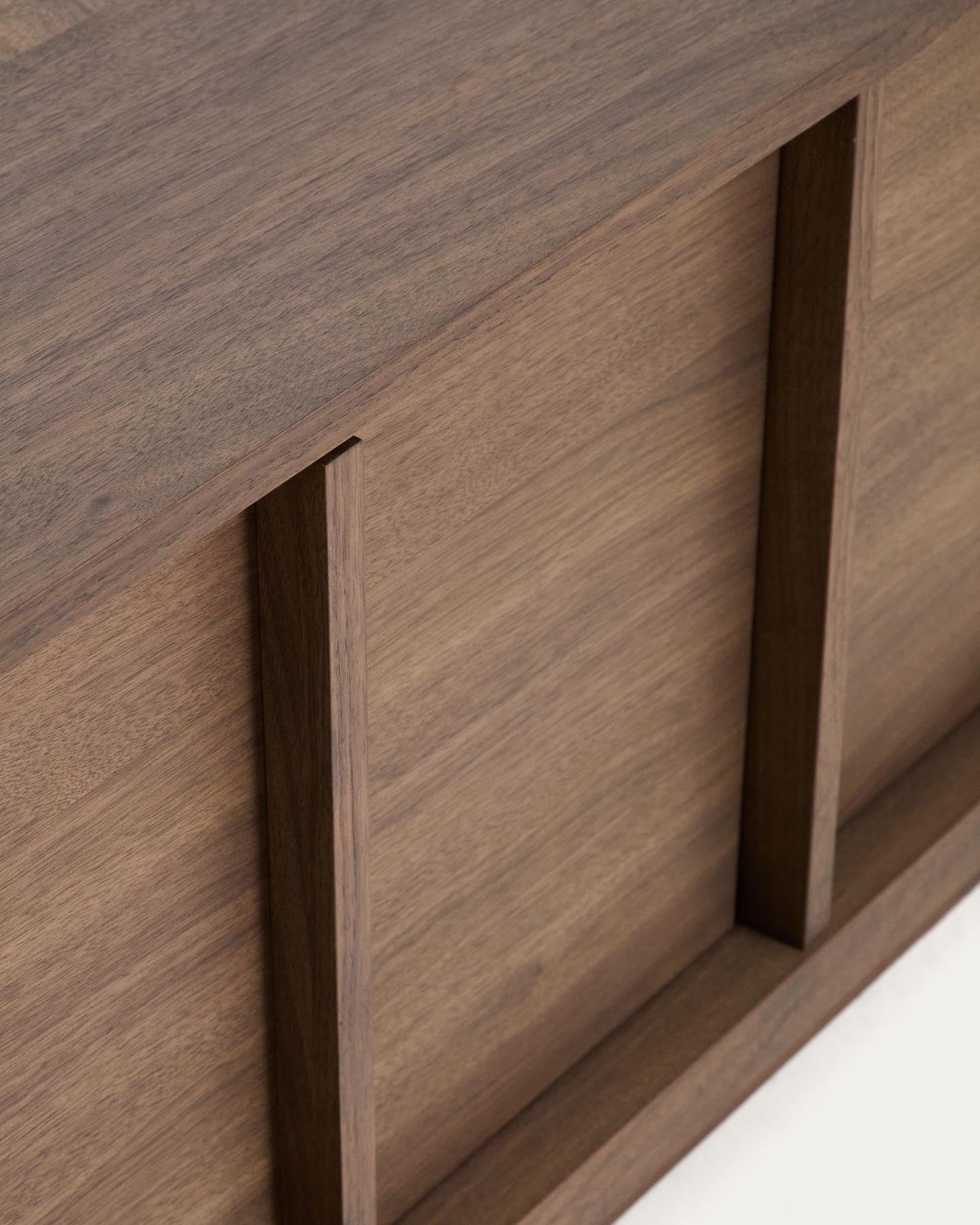 TV-Möbel Onix aus Walnussfurnier mit dunklem Finish 150 x 47 cm FSC Mix Credit in Dunkelbraun präsentiert im Onlineshop von KAQTU Design AG. TV-Möbel ist von Kave Home