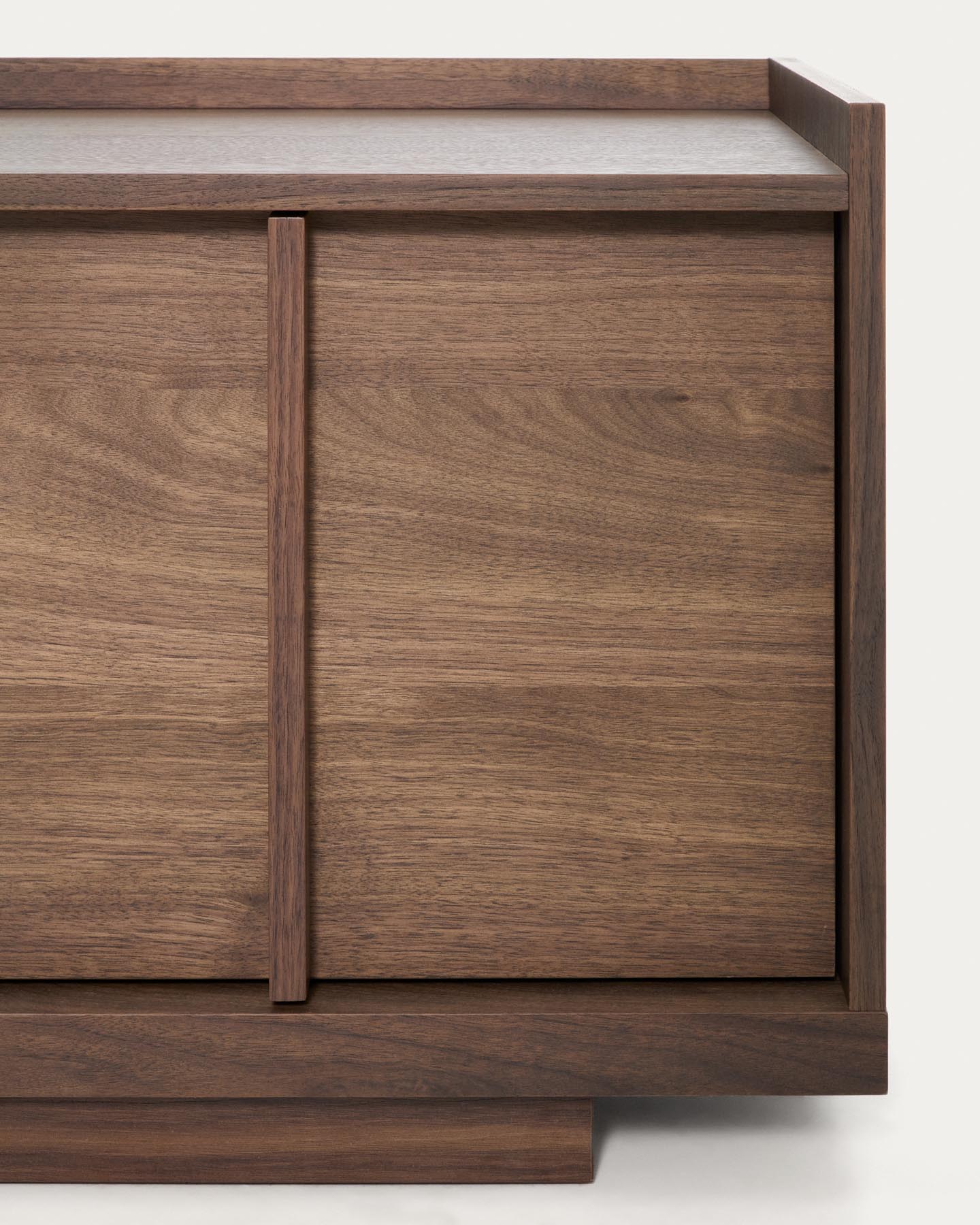 TV-Möbel Onix aus Walnussfurnier mit dunklem Finish 150 x 47 cm FSC Mix Credit in Dunkelbraun präsentiert im Onlineshop von KAQTU Design AG. TV-Möbel ist von Kave Home