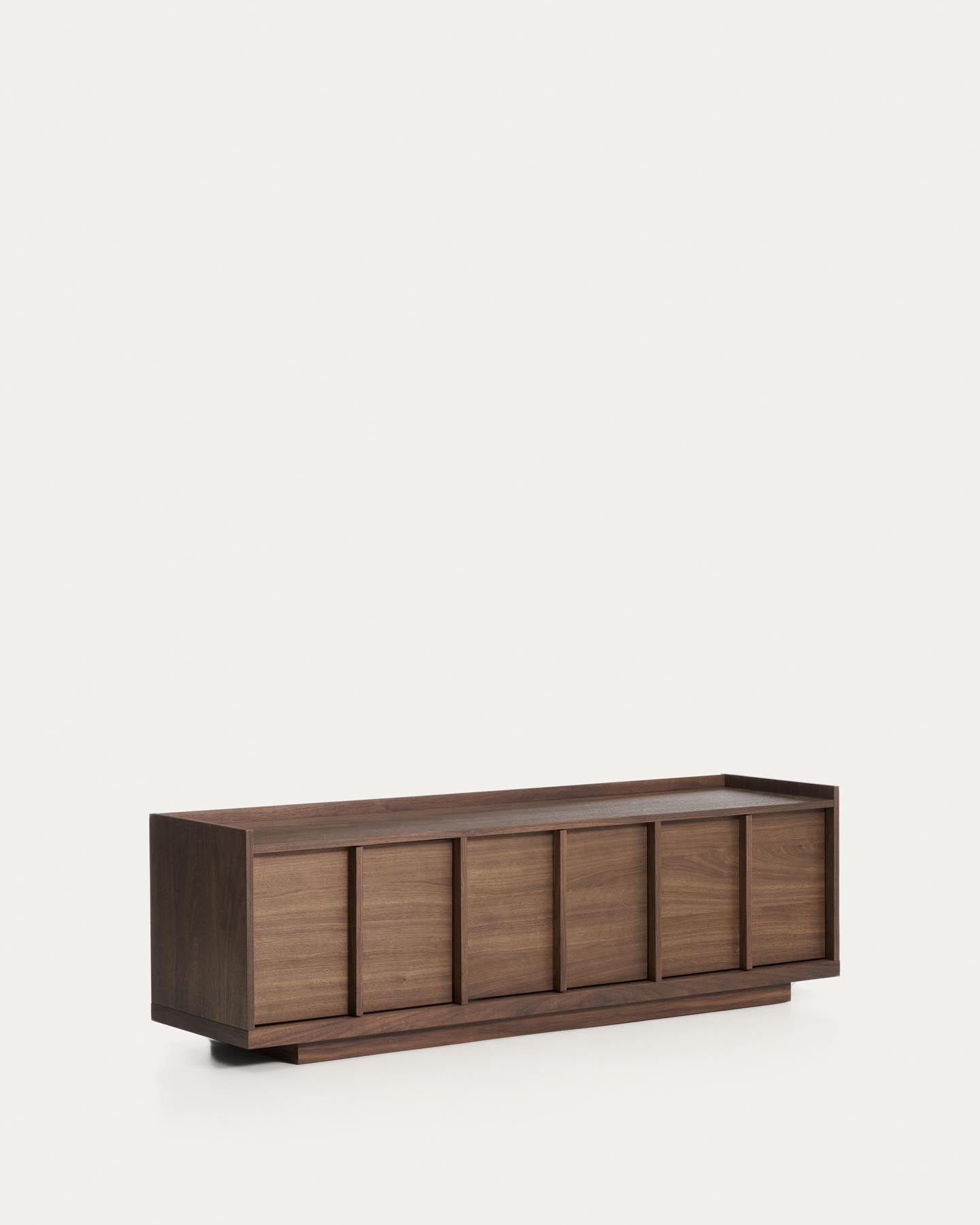 TV-Möbel Onix aus Walnussfurnier mit dunklem Finish 150 x 47 cm FSC Mix Credit in Dunkelbraun präsentiert im Onlineshop von KAQTU Design AG. TV-Möbel ist von Kave Home