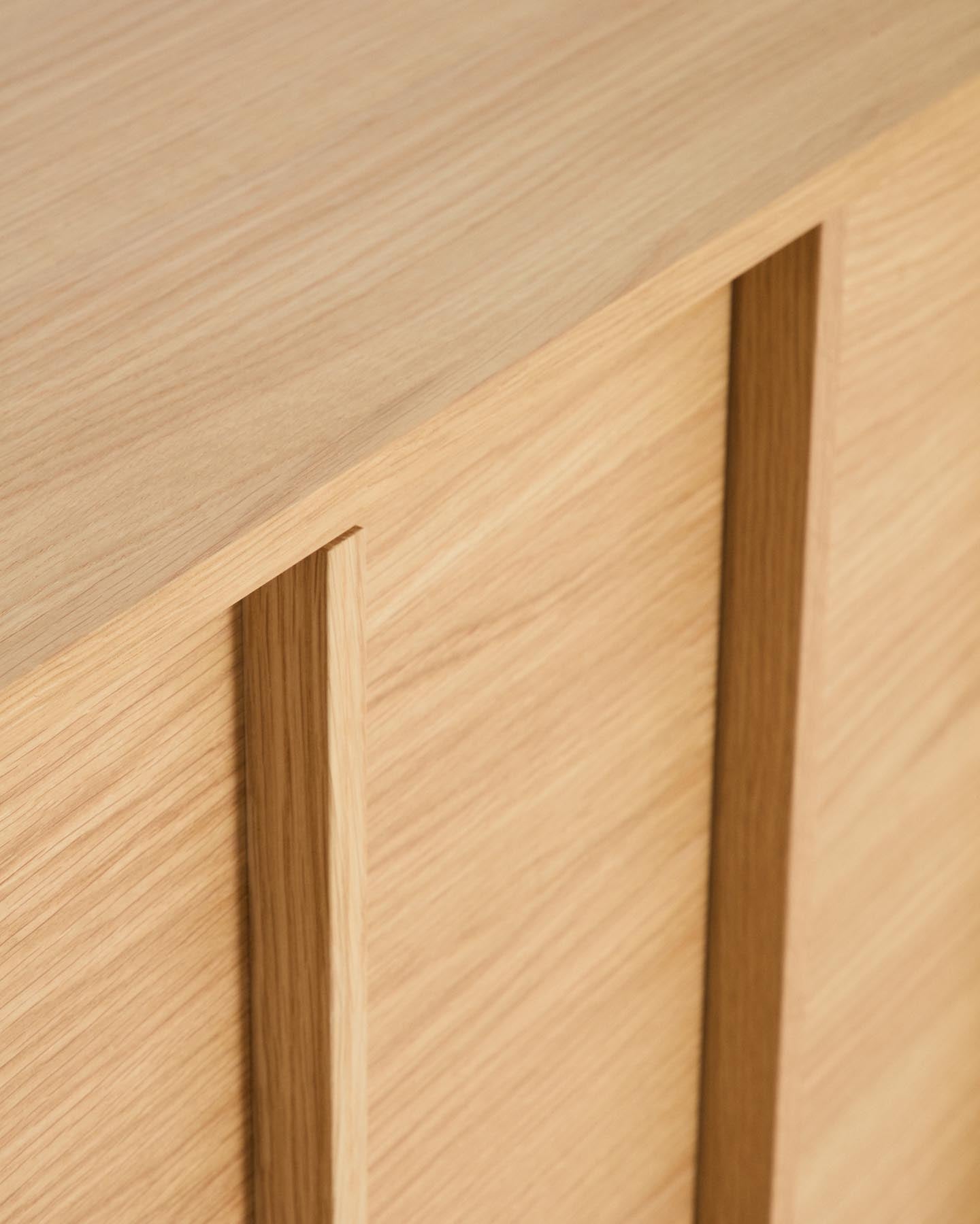 Sideboard Onix aus Eichenfurnier mit Naturton-Finish 150 x 80 cm FSC Mix Credit in Natur präsentiert im Onlineshop von KAQTU Design AG. Sideboard ist von Kave Home