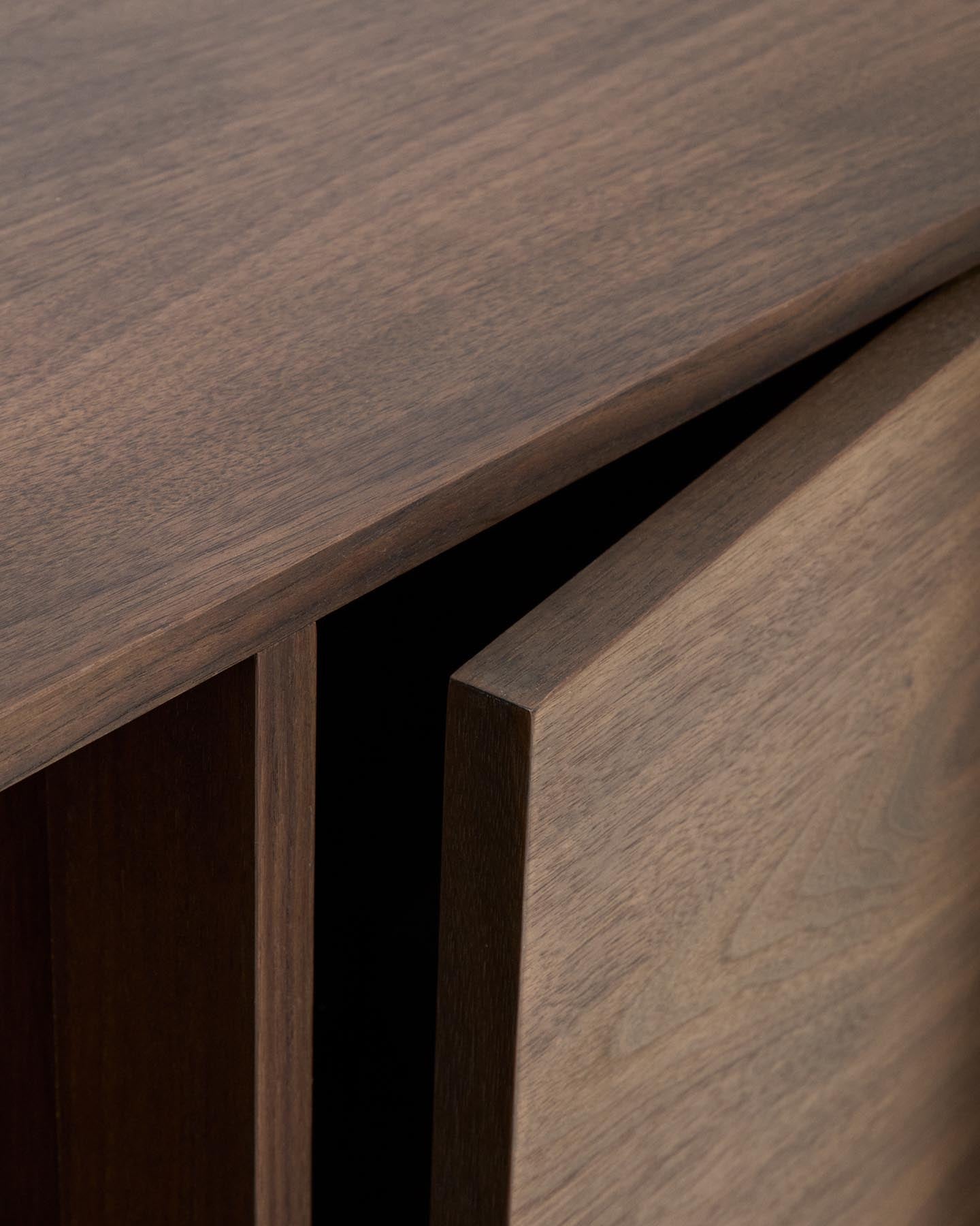 Sideboard Onix aus Walnussfurnier mit dunklem Finish 100 x 80 cm FSC Mix Credit in Dunkelbraun präsentiert im Onlineshop von KAQTU Design AG. Sideboard ist von Kave Home