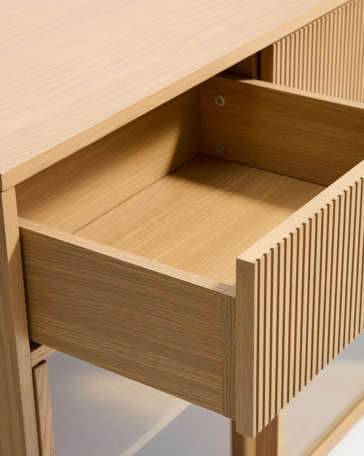Sideboard Helvine mit 5 Türen und 5 Schubladen aus Eichenfurnier und gehärtetem Glas, 245 x 80 cm, FSC 100 % in Dunkelbraun präsentiert im Onlineshop von KAQTU Design AG. Sideboard ist von Kave Home