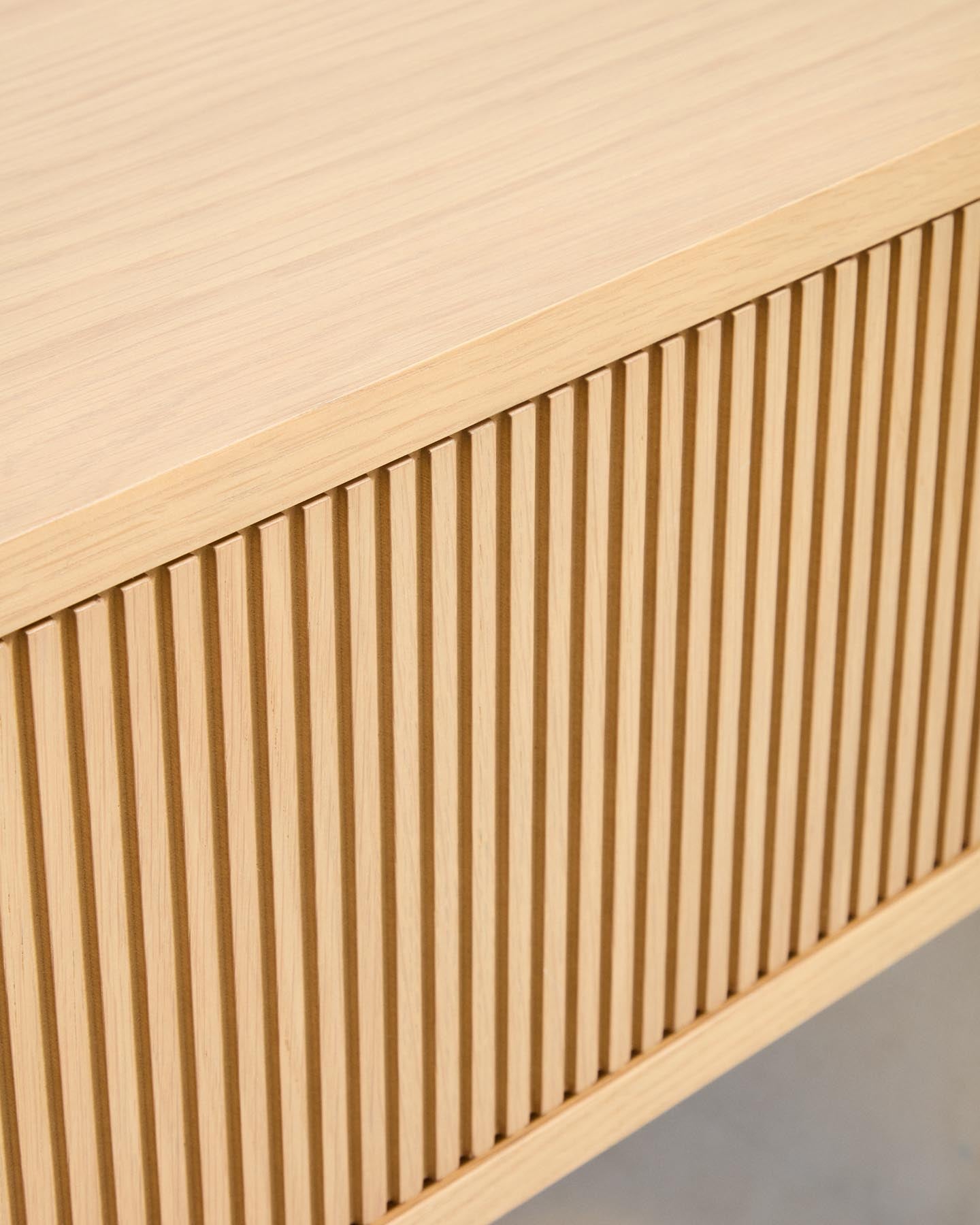 Sideboard Helvine mit 5 Türen und 5 Schubladen aus Eichenfurnier und gehärtetem Glas, 245 x 80 cm, FSC 100 % in Dunkelbraun präsentiert im Onlineshop von KAQTU Design AG. Sideboard ist von Kave Home