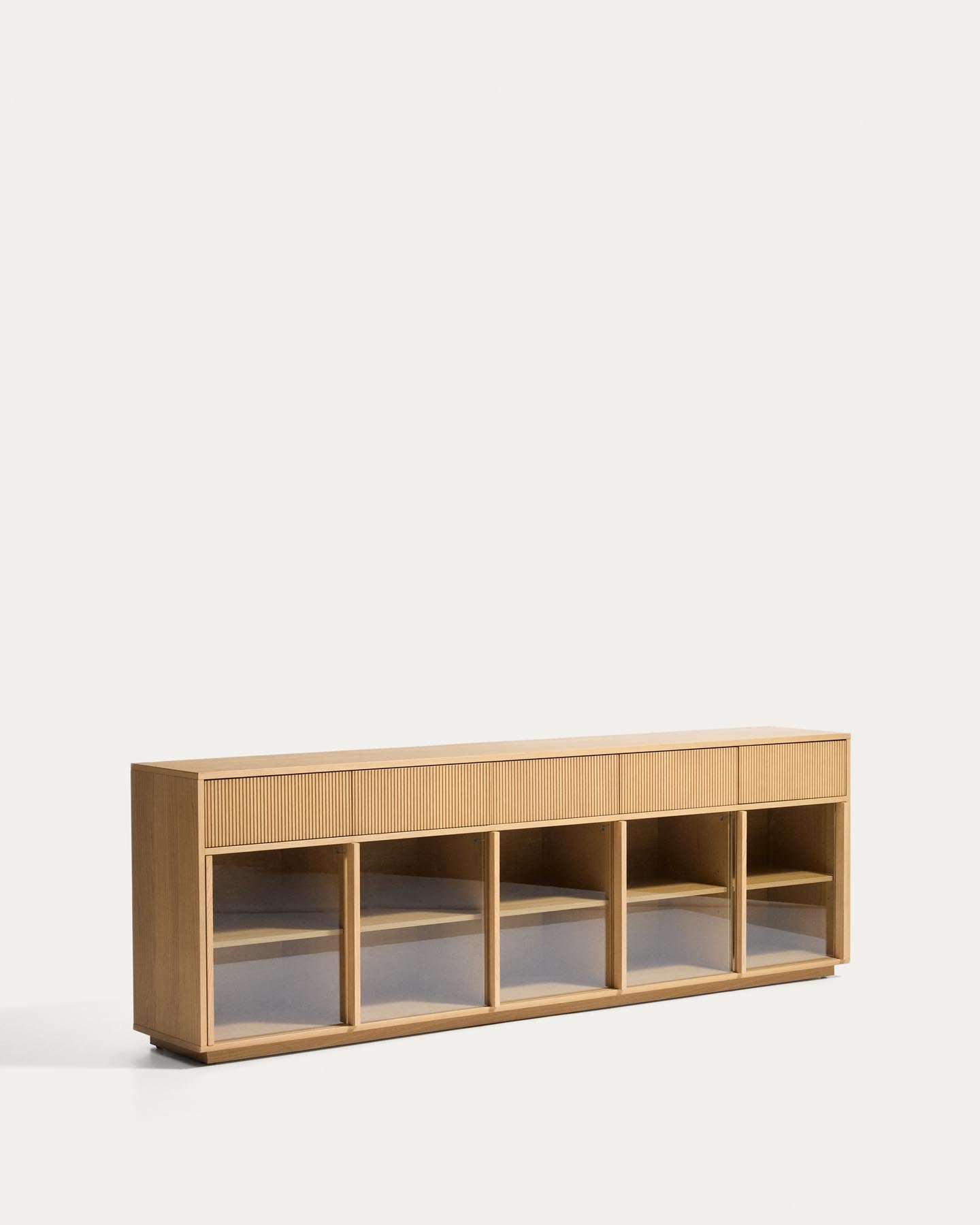 Sideboard Helvine mit 5 Türen und 5 Schubladen aus Eichenfurnier und gehärtetem Glas, 245 x 80 cm, FSC 100 % in Dunkelbraun präsentiert im Onlineshop von KAQTU Design AG. Sideboard ist von Kave Home