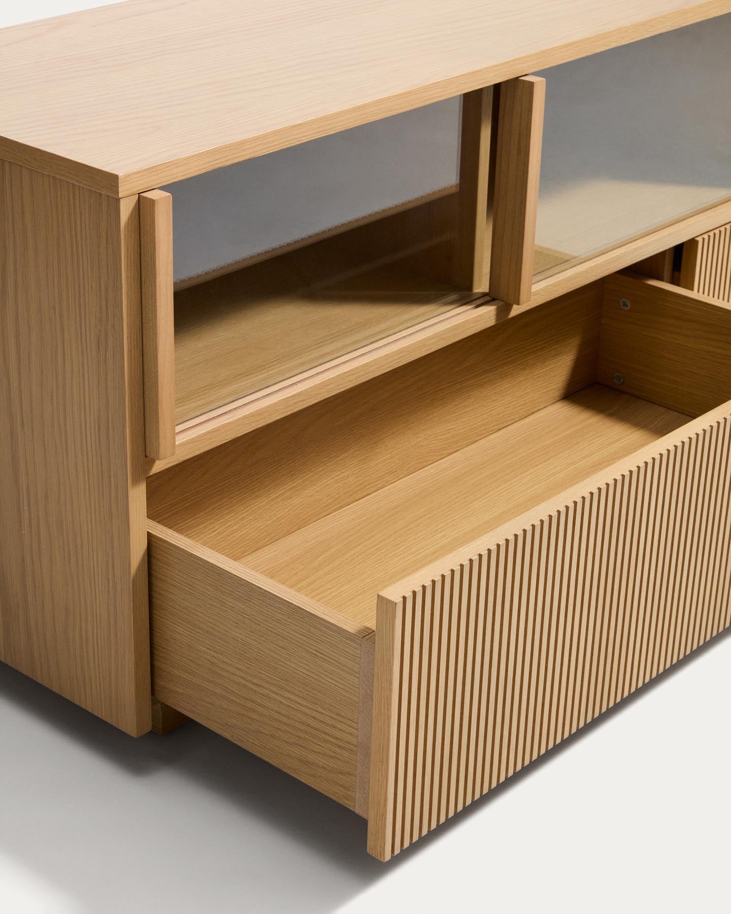TV-Möbel Helvine mit 5 Türen und 3 Schubladen aus Eichenfurnier und gehärtetem Glas, 245 x 53,5 cm, FSC 100 % in Dunkelbraun präsentiert im Onlineshop von KAQTU Design AG. TV-Möbel ist von Kave Home