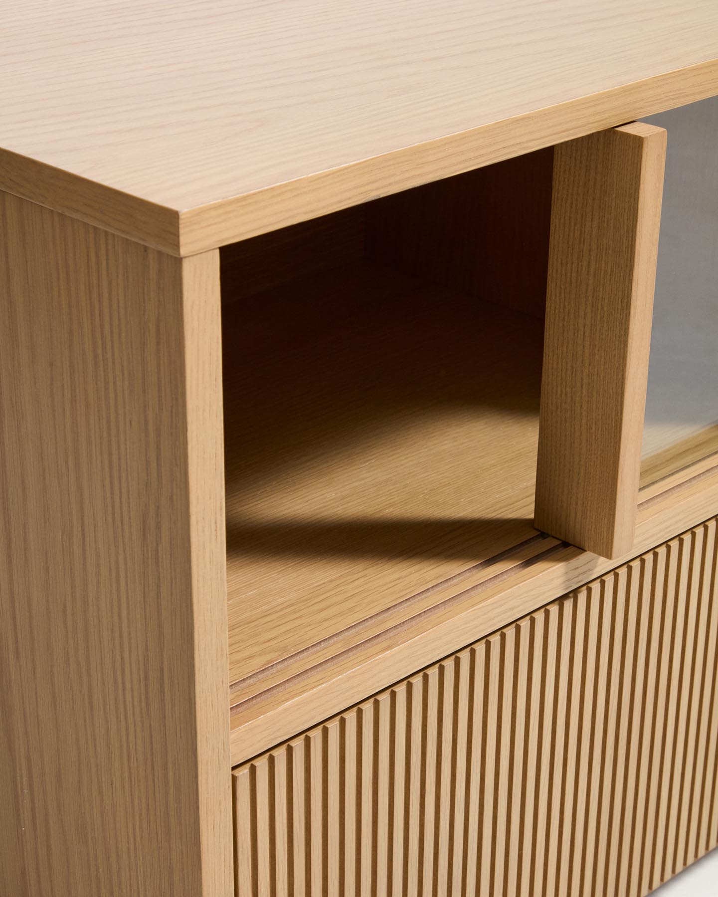 TV-Möbel Helvine mit 5 Türen und 3 Schubladen aus Eichenfurnier und gehärtetem Glas, 245 x 53,5 cm, FSC 100 % in Dunkelbraun präsentiert im Onlineshop von KAQTU Design AG. TV-Möbel ist von Kave Home
