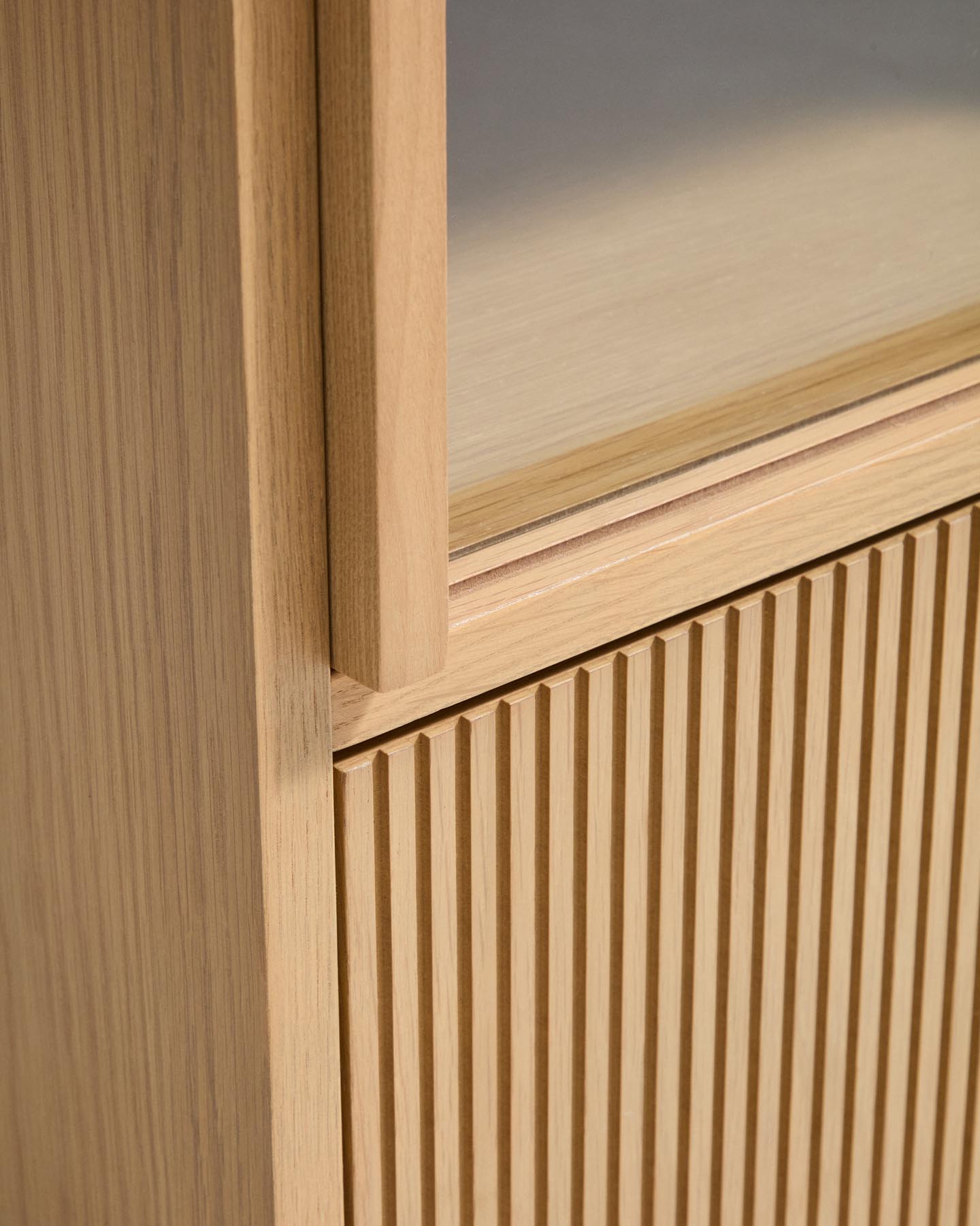 TV-Möbel Helvine mit 5 Türen und 3 Schubladen aus Eichenfurnier und gehärtetem Glas, 245 x 53,5 cm, FSC 100 % in Dunkelbraun präsentiert im Onlineshop von KAQTU Design AG. TV-Möbel ist von Kave Home