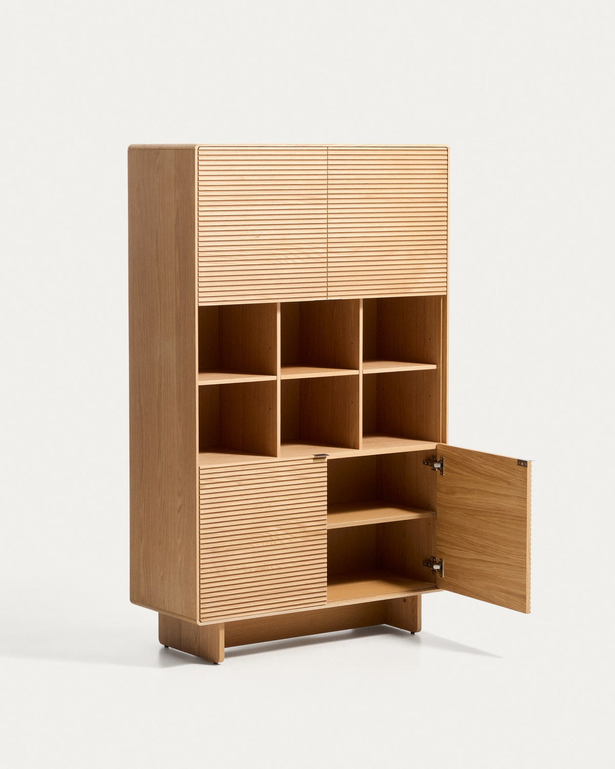 Braunes Highboard Norlen mit 4 Türen aus Eichenfurnier und MDF, naturfarbenes Finish, abgerundete Ecken, Beinhöhe 14 cm.